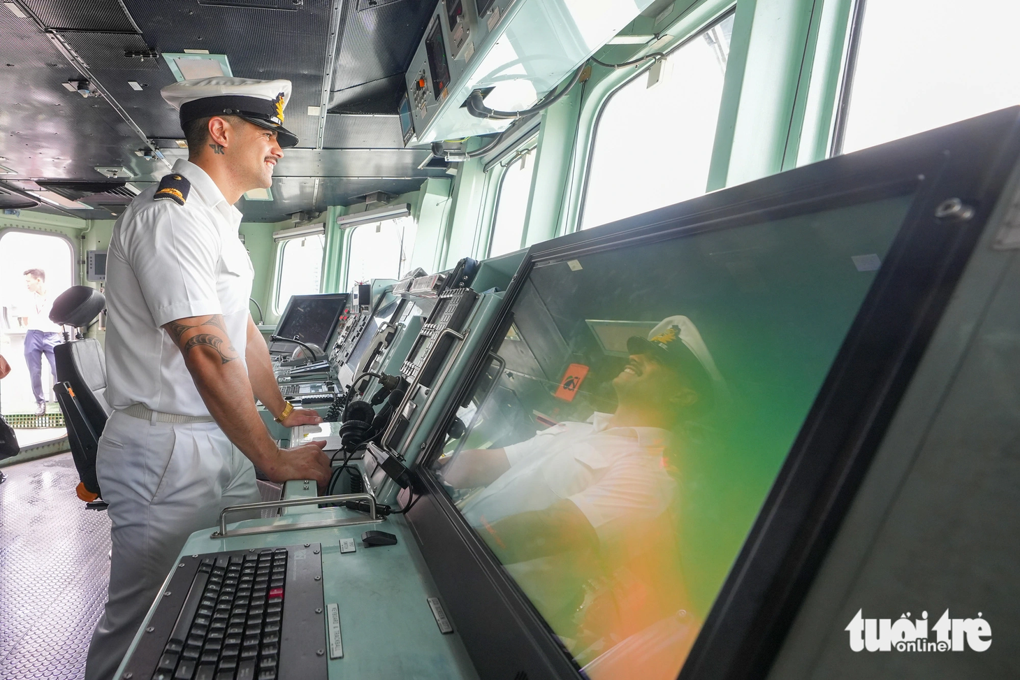 Một sĩ quan tại phòng điều khiển trên tàu HMNZS Te Mana&nbsp;