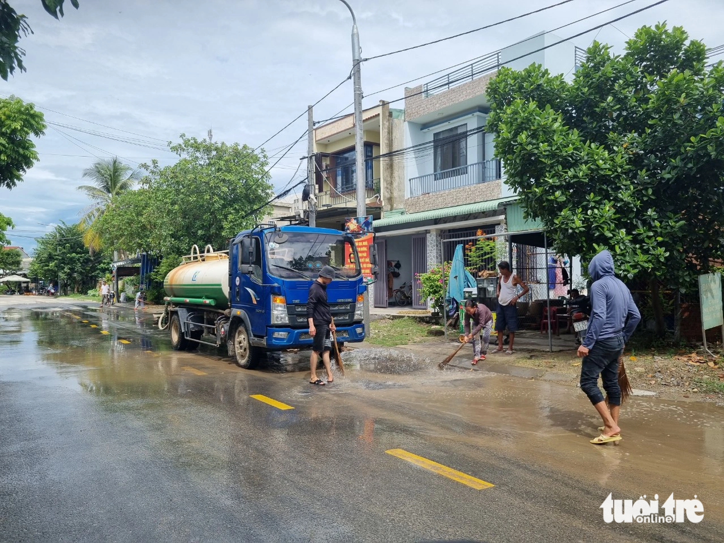 Chính quyền và người dân huy động xe bồn xịt rửa đường do bùn đất lấp&nbsp;