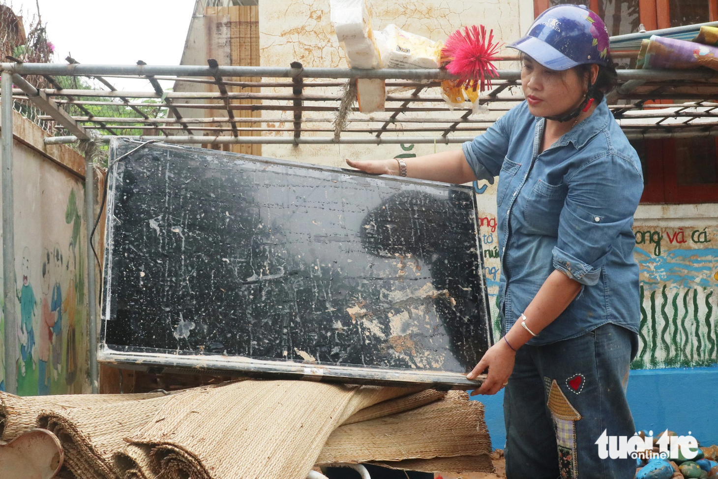 Chiếc tivi duy nhất ở điểm Trường mầm non Tà Sỏi ngâm lũ, hư hỏng - Ảnh: DOÃN HÒA