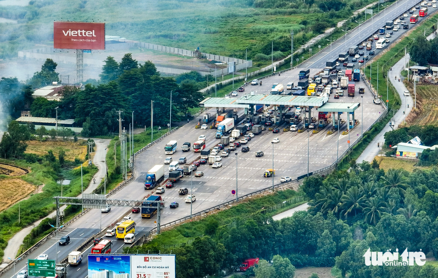 Xe cộ xếp hàng dài tại trạm thu phí cao tốc TP.HCM - Trung Lương (hướng miền Tây về TP.HCM) - Ảnh: CHÂU TUẤN