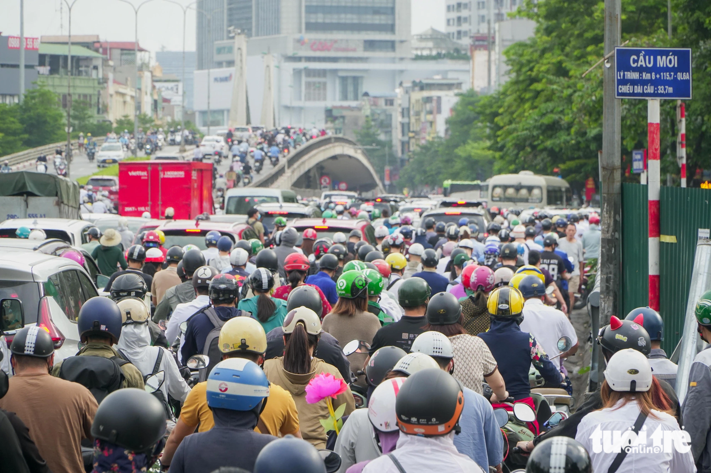 Lối lên cầu vượt Ngã Tư Sở
