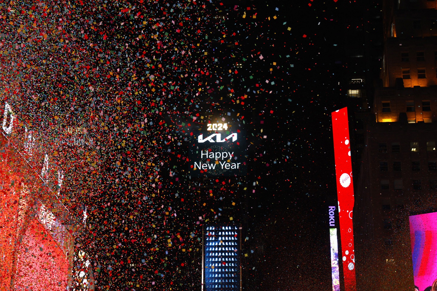 Hoa giấy bay ngập trời New York - Ảnh: AFP