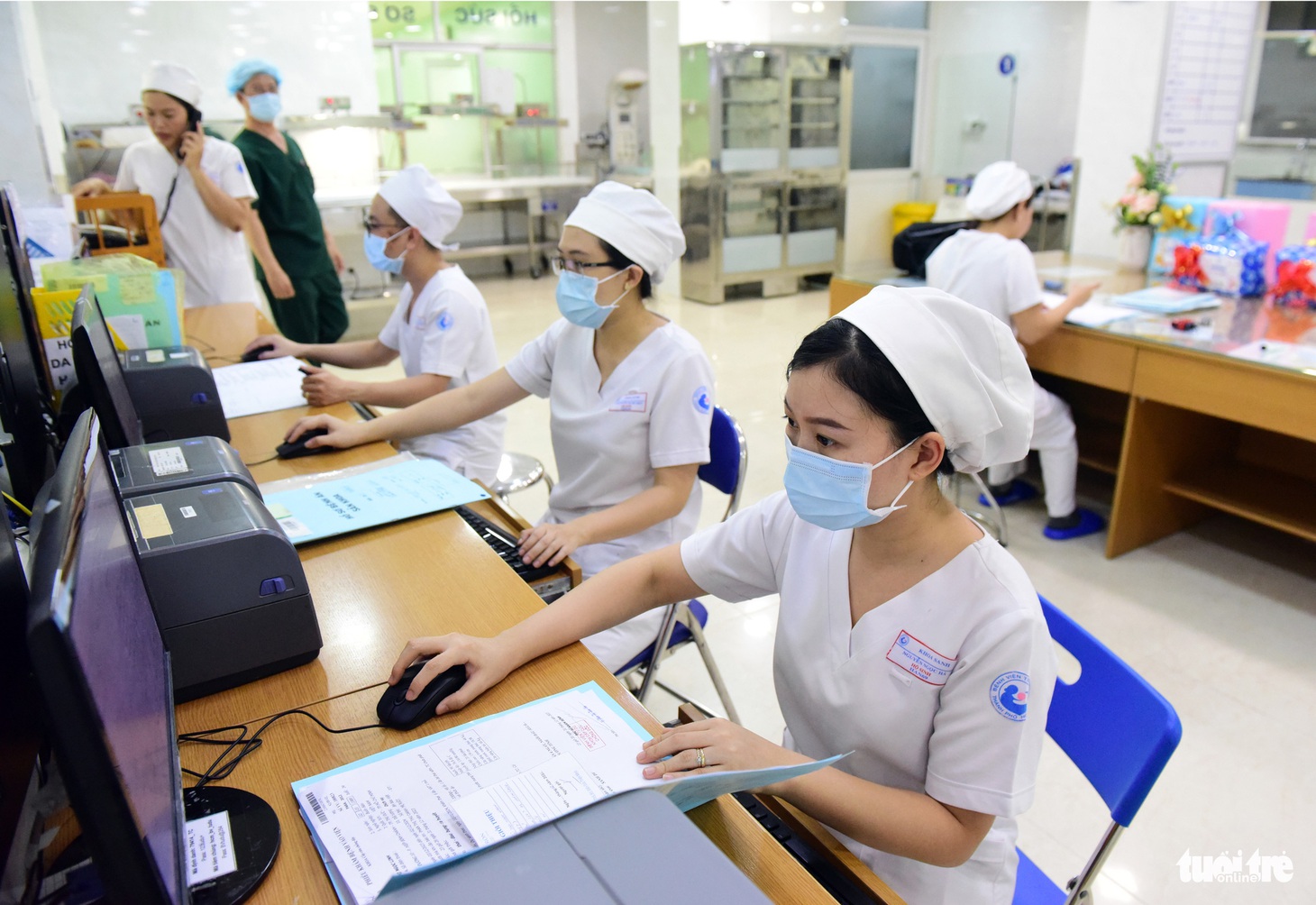 Nhân viên y tế hối hả làm việc trong ca trực cuối năm 