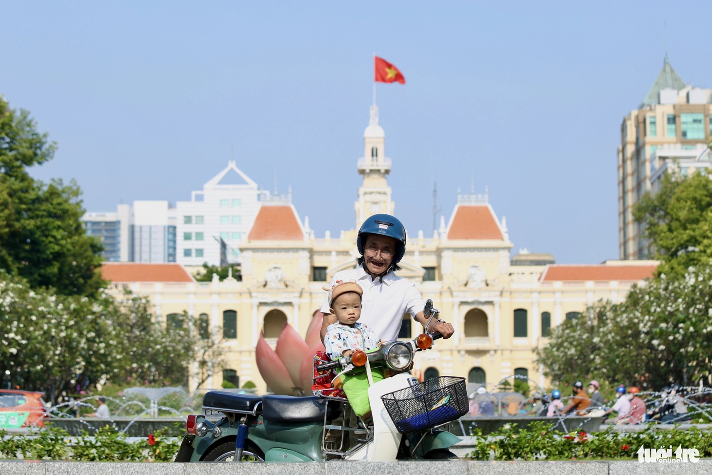 Chú Bảy (ngụ quận 11) đưa cháu nội đi dạo. "Ngày đầu năm, thành phố vắng người, không khí yên bình. Mong sao cho năm mới 2024 nhà nhà đều bình an", chú chia sẻ - Ảnh: PHƯƠNG QUYÊN