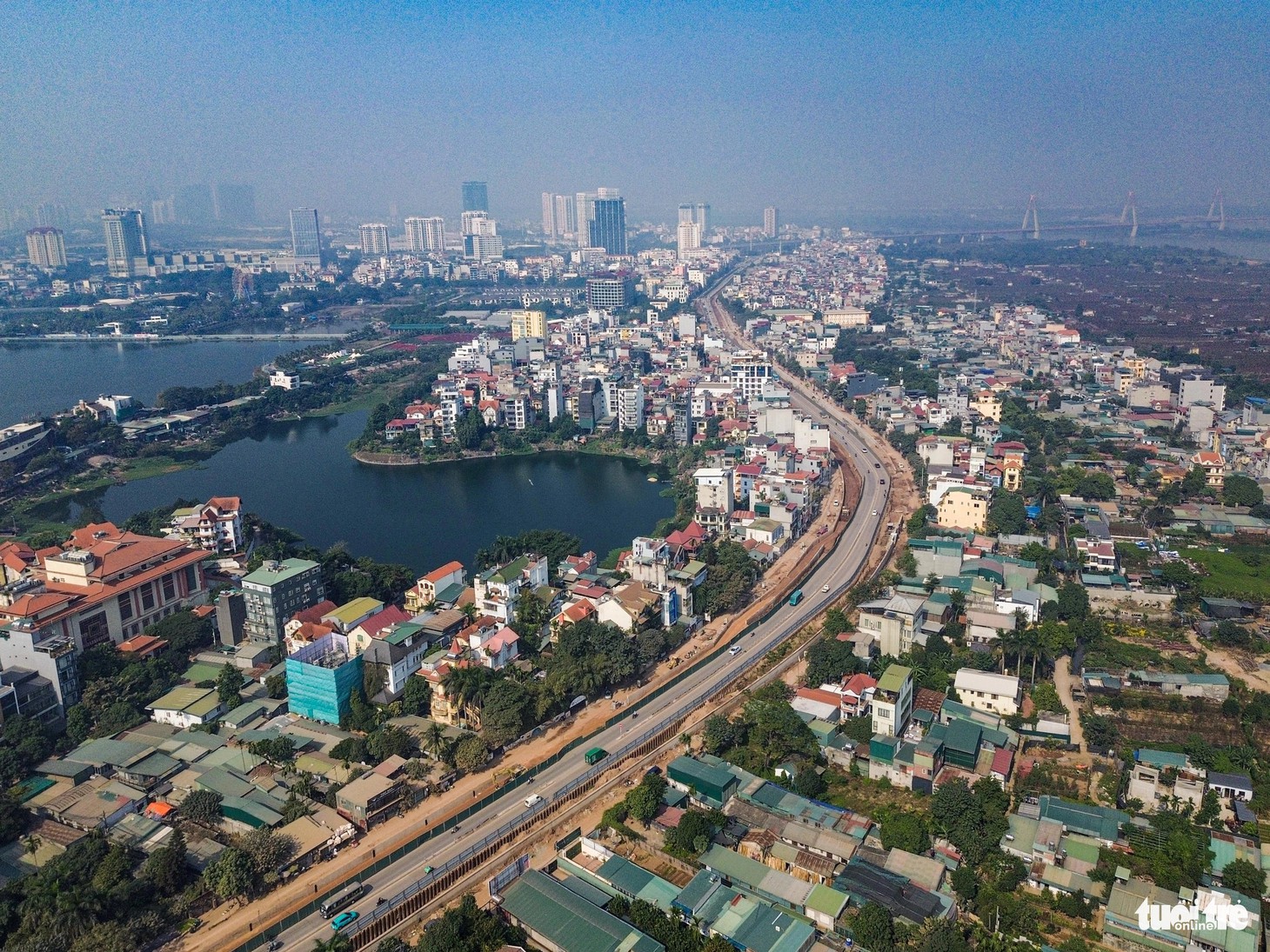 Đoạn cuối tuyến từ khu vực chợ hoa Quảng An tới cầu Nhật Tân. Bên phải là những cánh đồng bạt ngàn hoa đào của làng đào Nhật Tân