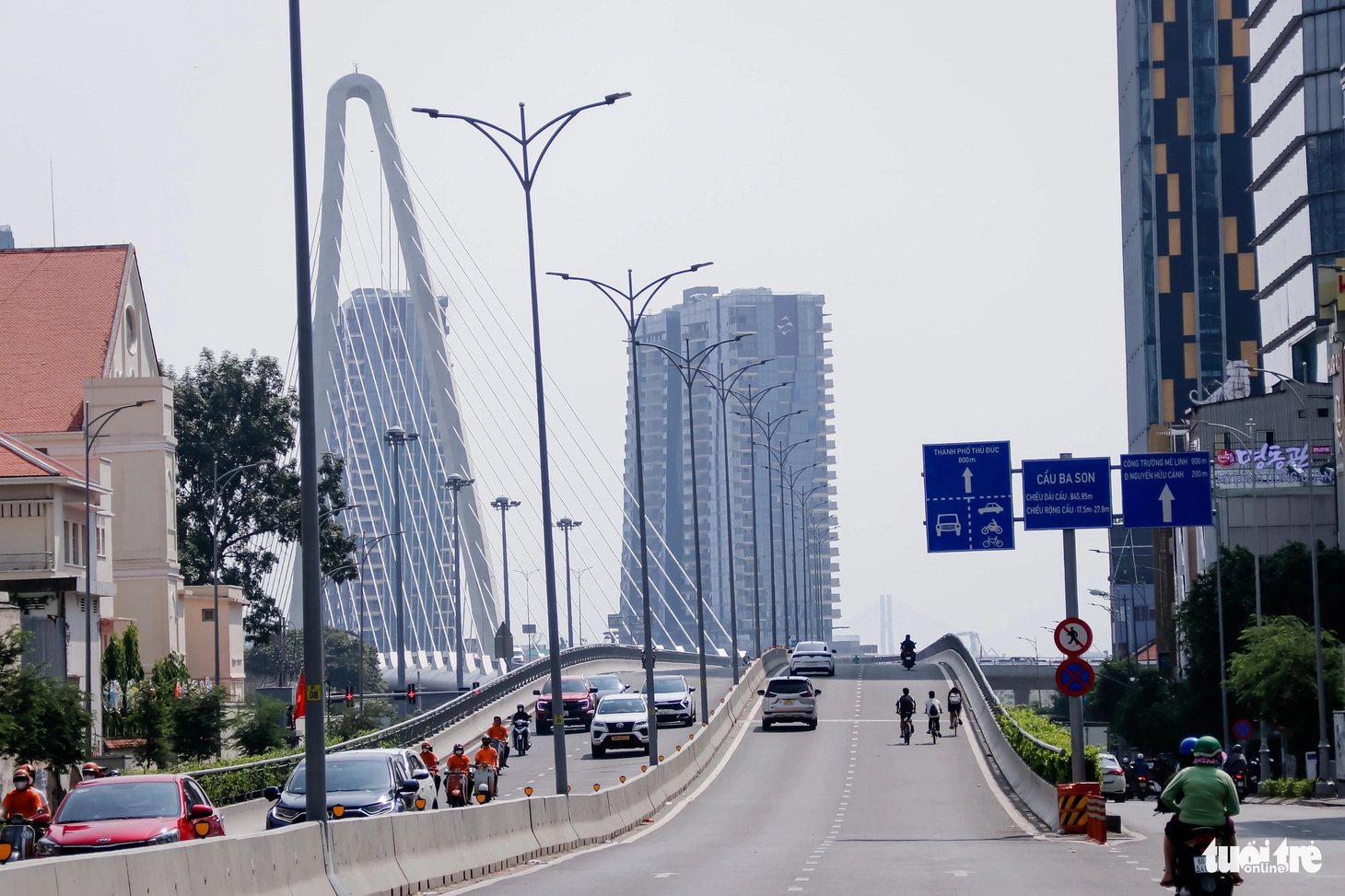 Đường Tôn Đức Thắng (quận 1) đoạn dẫn lên cầu Ba Son thưa thớt xe cộ - Ảnh: TIẾN QUỐC