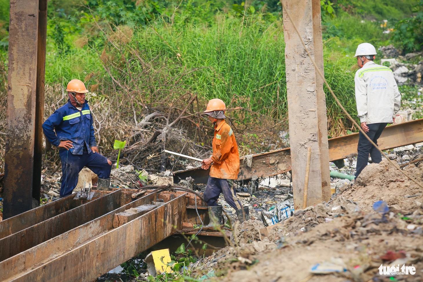 Các công nhân cho biết dù là ngày lễ những vẫn làm việc như bình thường và luôn có người túc trực tại công trường để đảm bảo tiến độ dự án - Ảnh: LÊ PHAN