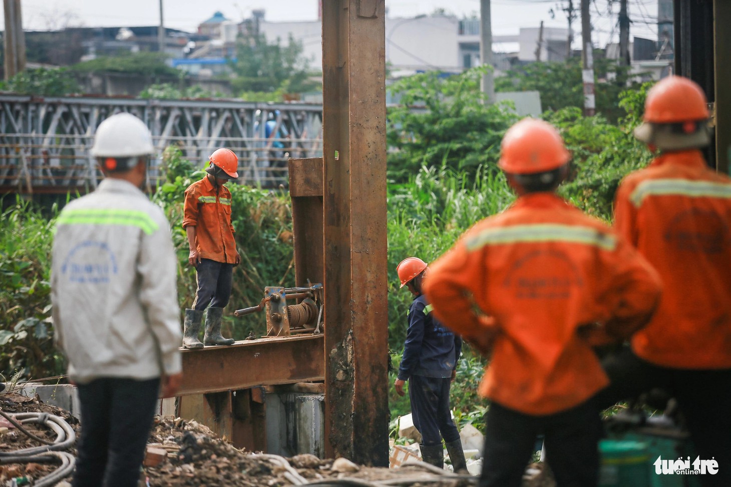 Các công nhân tham gia đóng kè bờ trưa 1-1 tại gói thầu XL5 - Ảnh: LÊ PHAN