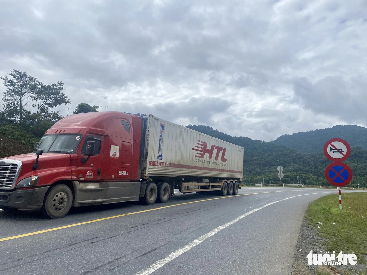 Một xe hạng nặng bò từng chút một trên đoạn dốc cao tốc Hòa Liên - La Sơn - Ảnh: TRƯỜNG TRUNG