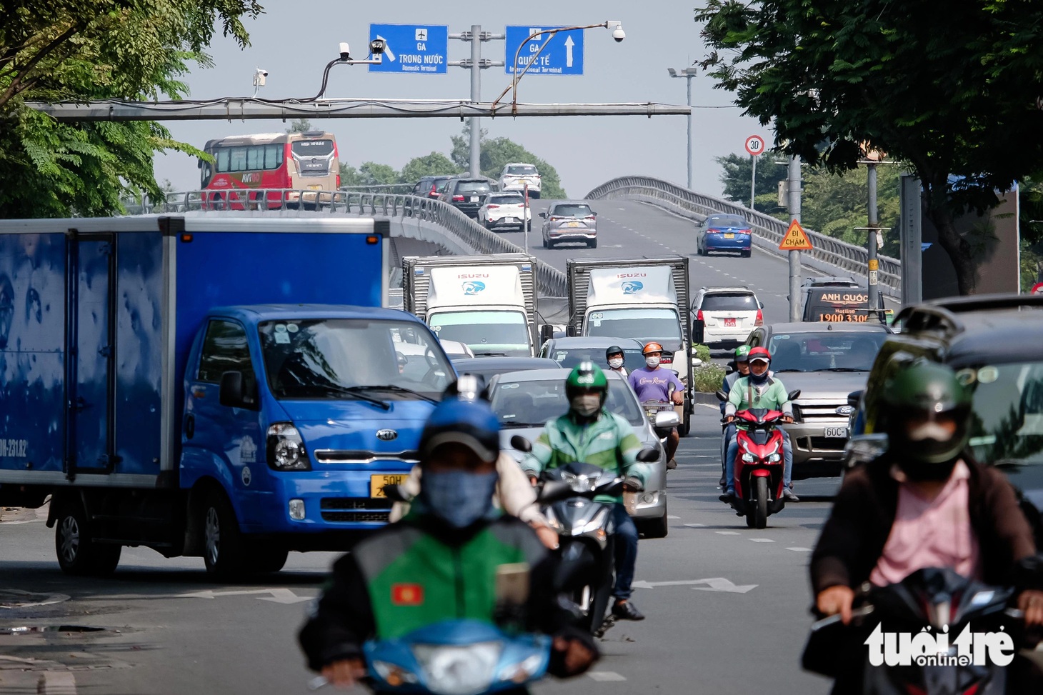 Xe tải ra vào kho hàng số 1 trên đường Trường Sơn (hướng sân bay Tân Sơn Nhất về vòng xoay Lăng Cha Cả) - Ảnh: PHƯƠNG NHI