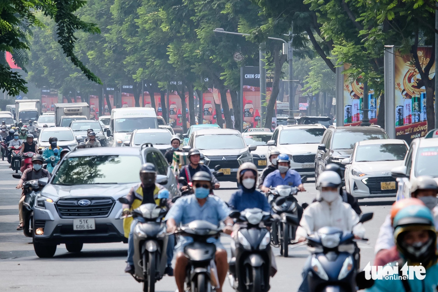 Đường Trường Sơn hiện có 8 làn xe cho 2 chiều xe chạy, mỗi chiều 4 làn xe. Đây vốn là tuyến đường ùn tắc