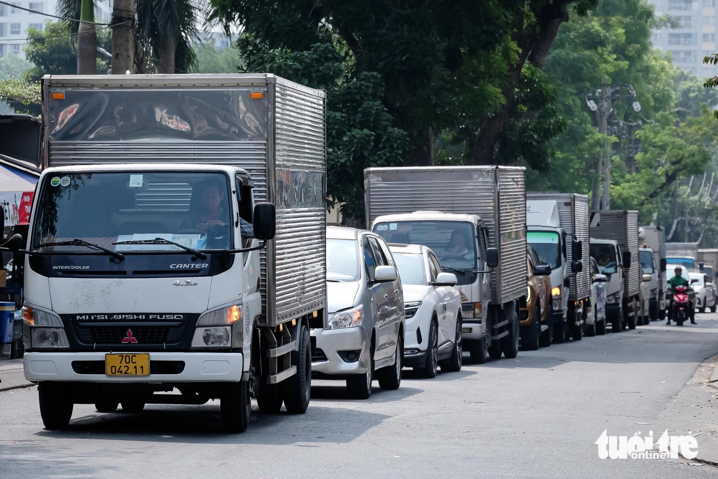 Xe tải, ô tô xếp hàng dài nối đuôi nhau tại nhánh Hồng Hà (cắt ngang Hồng Hà và Bạch Đằng) - Ảnh: PHƯƠNG NHI