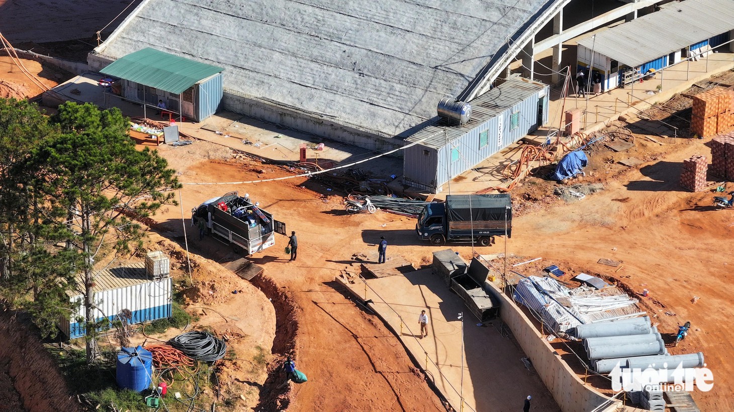 Công nhân di dời trang thiết bị ra khỏi công trình Đồi Cù Đà Lạt - Ảnh: M.V