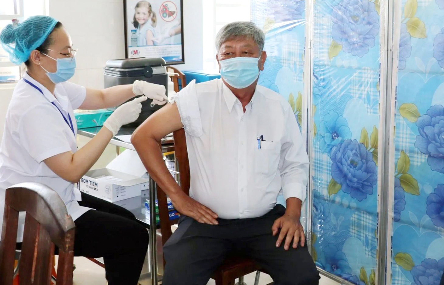 Vụ việc ông Nguyễn Thành Danh, cựu giám đốc CDC Bình Dương, được miễn trách nhiệm hình sự trong vụ án Việt Á do không có vụ lợi được dư luận ghi nhận đã mở ra hướng tích cực: bảo vệ cán bộ dám nghĩ dám làm, có sai phạm nhưng không vì mục đích vụ lợi. Trong ảnh: ông Nguyễn Thành Danh xung phong tiêm thử nghiệm vắc xin trong đợt dịch COVID-19 tại Bình Dương - Ảnh tư liệu