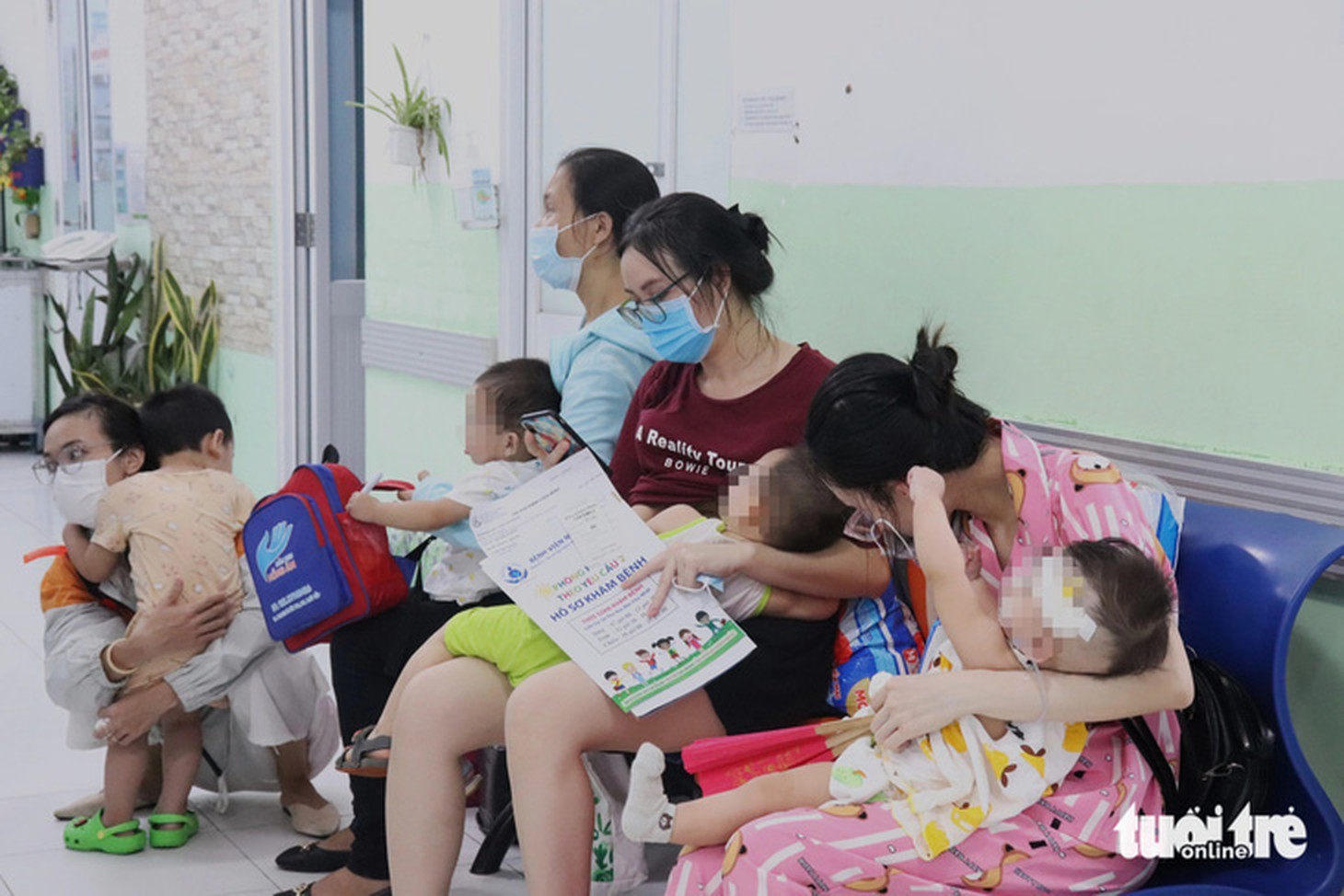 Không chỉ trẻ nhỏ, nhiều người lớn cũng bị bệnh hô hấp kéo dài trong khoảng thời gian vừa qua - Ảnh: XUÂN MAI