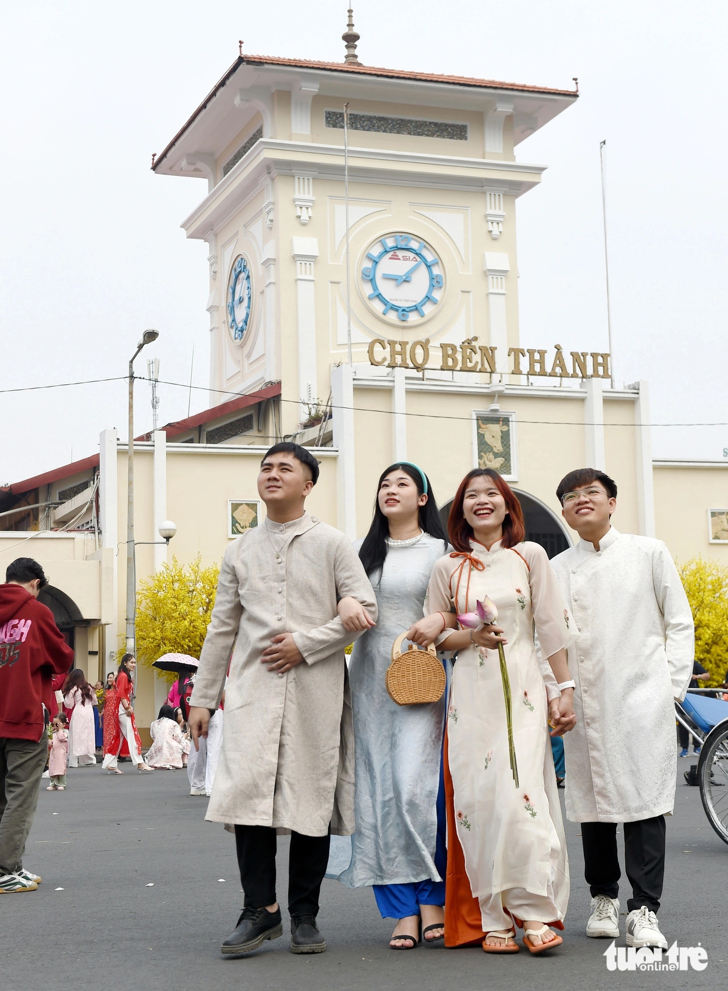 Giao Linh (thứ hai từ phải sang) cùng những người bạn cho biết: "Tụi em rất vui khi mỗi dịp xuân về lại được diện áo dài chụp hình kỷ niệm"