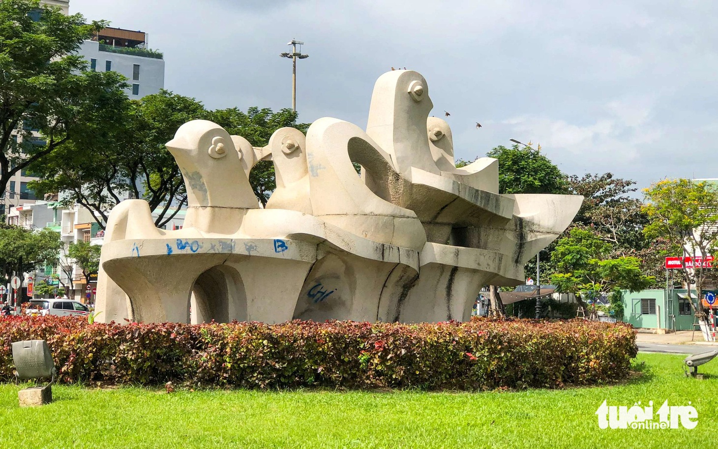 Tượng Đất lành chim đậu cao 4,5m, dài 9m của nhà điêu khắc nổi tiếng Phạm Văn Hạng dựng tại vòng xoay đường Bạch Đằng - Ba Tháng Hai - Như Nguyệt (quận Hải Châu) bị bôi bẩn - Ảnh: MỸ DUNG