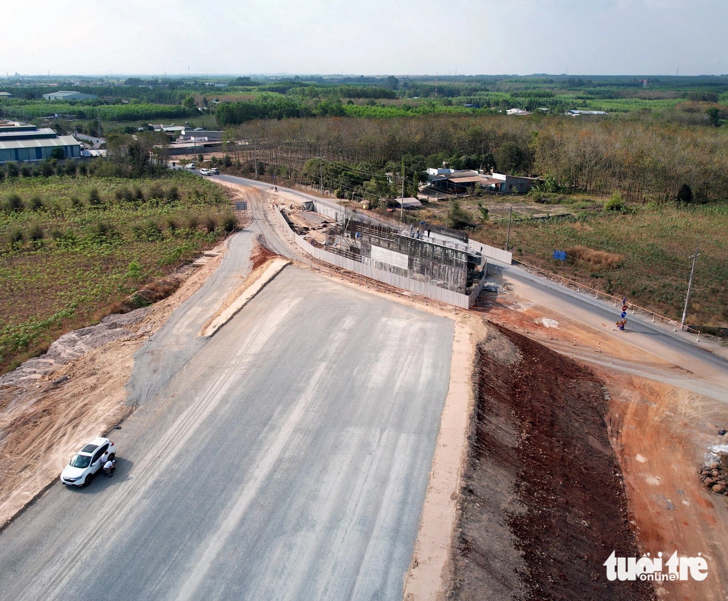 Cao tốc Biên Hòa - Vũng Tàu đoạn qua tỉnh Bà Rịa - Vũng Tàu- giáp với Đồng Nai đã nổi lên, hình hài một con đường lớn đã hình thành. Hướng 6h là hướng về Vũng Tàu, hướng ngược lại về Đồng Nai còn màu xanh cây lá - Ảnh: ĐÔNG HÀ 