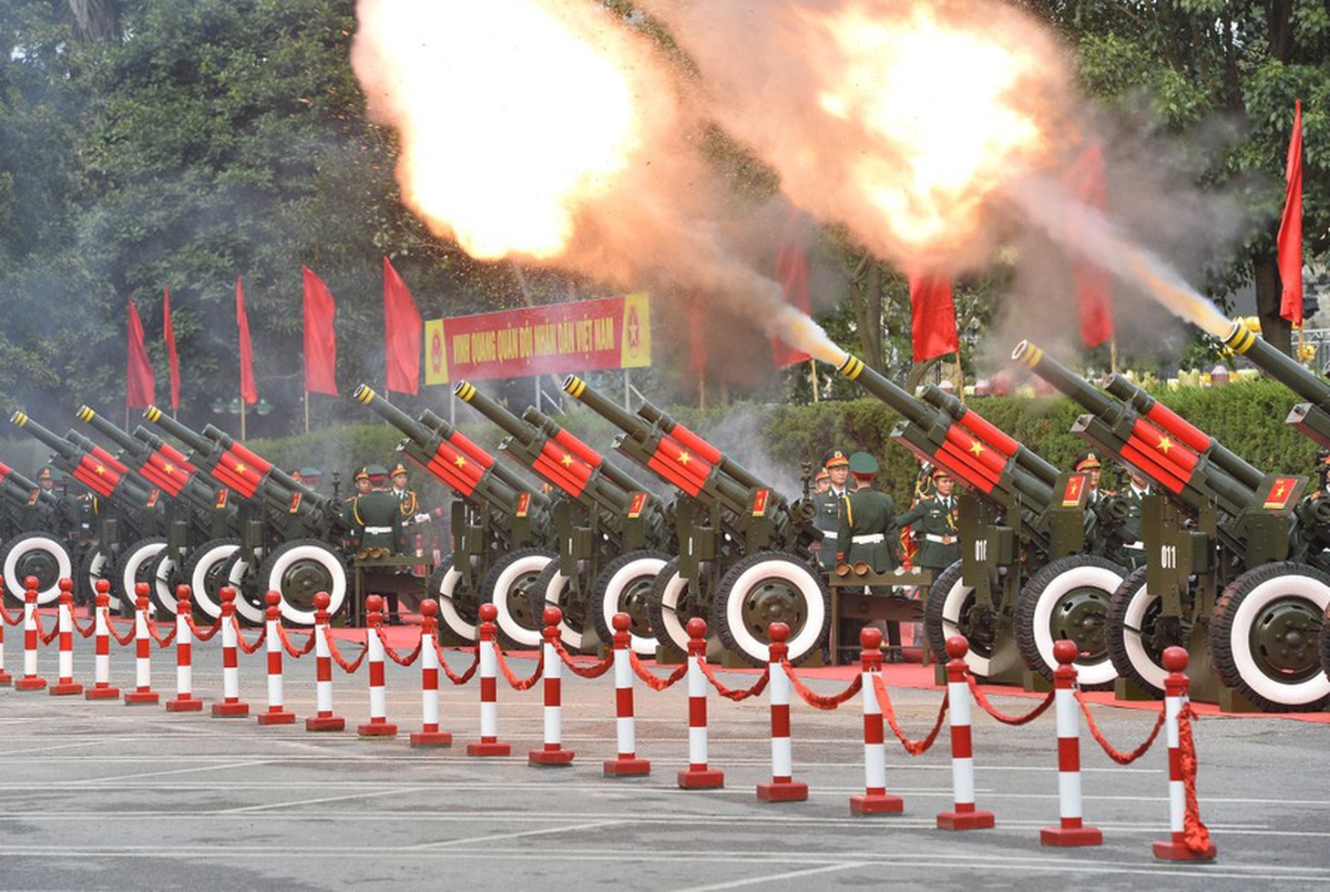 21 phát đại bác chào mừng Tổng thống Đức Frank-Walter Steinmeier và phu nhân vang lên khi quốc thiều được cử - Ảnh: MINH ĐỨC