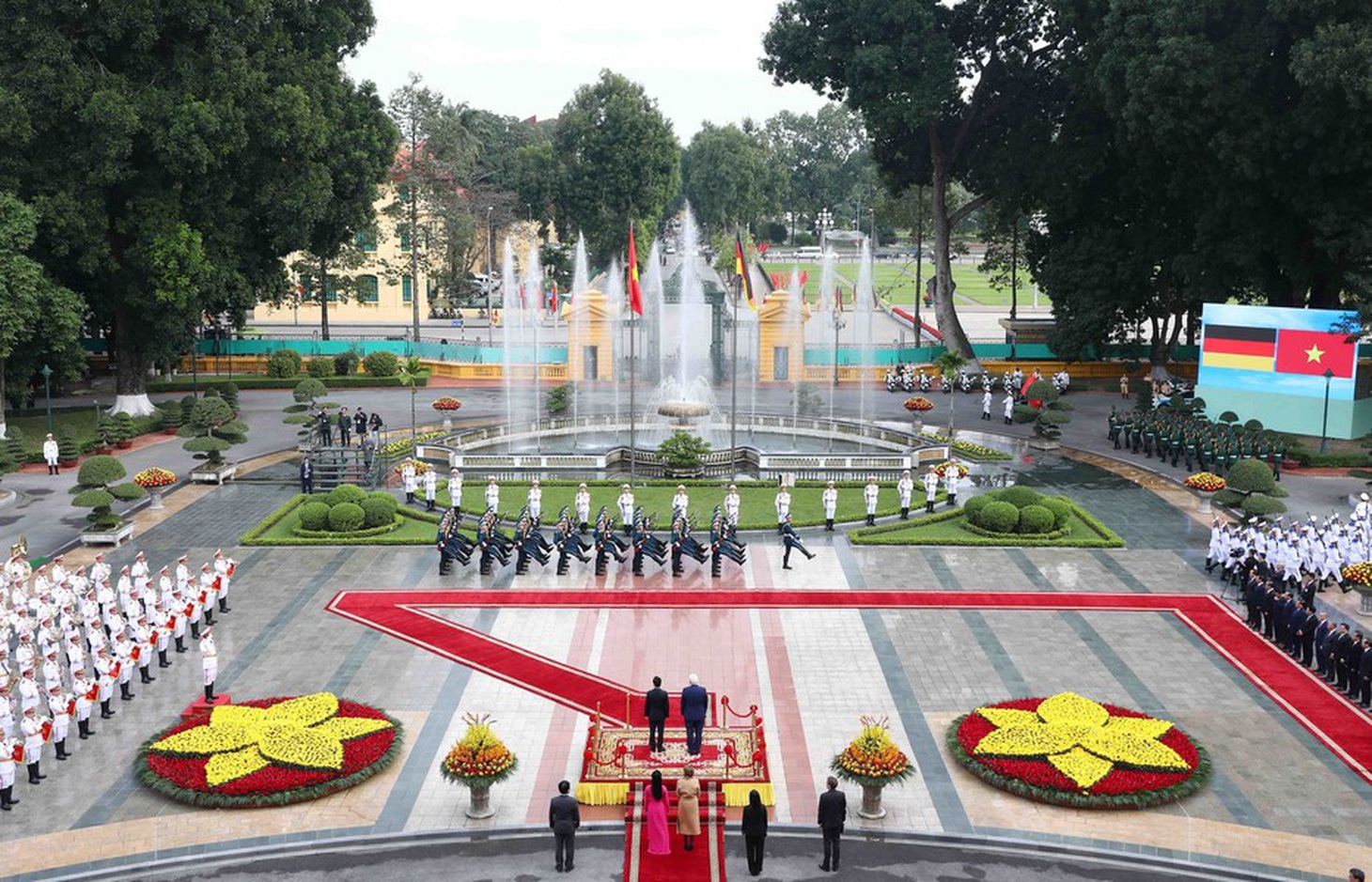 Chủ tịch nước Võ Văn Thưởng và Tổng thống Đức Frank-Walter Steinmeier chứng kiến màn diễu binh sau lễ đón - Ảnh: PHẠM KIÊN