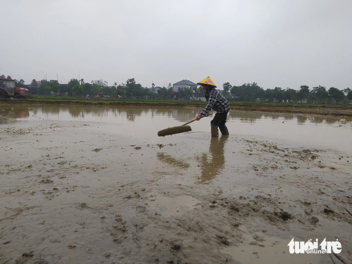 Người phụ nữ làm đất trên khoảnh ruộng của gia đình để chuẩn bị gieo mạ vụ xuân - Ảnh: LÊ MINH