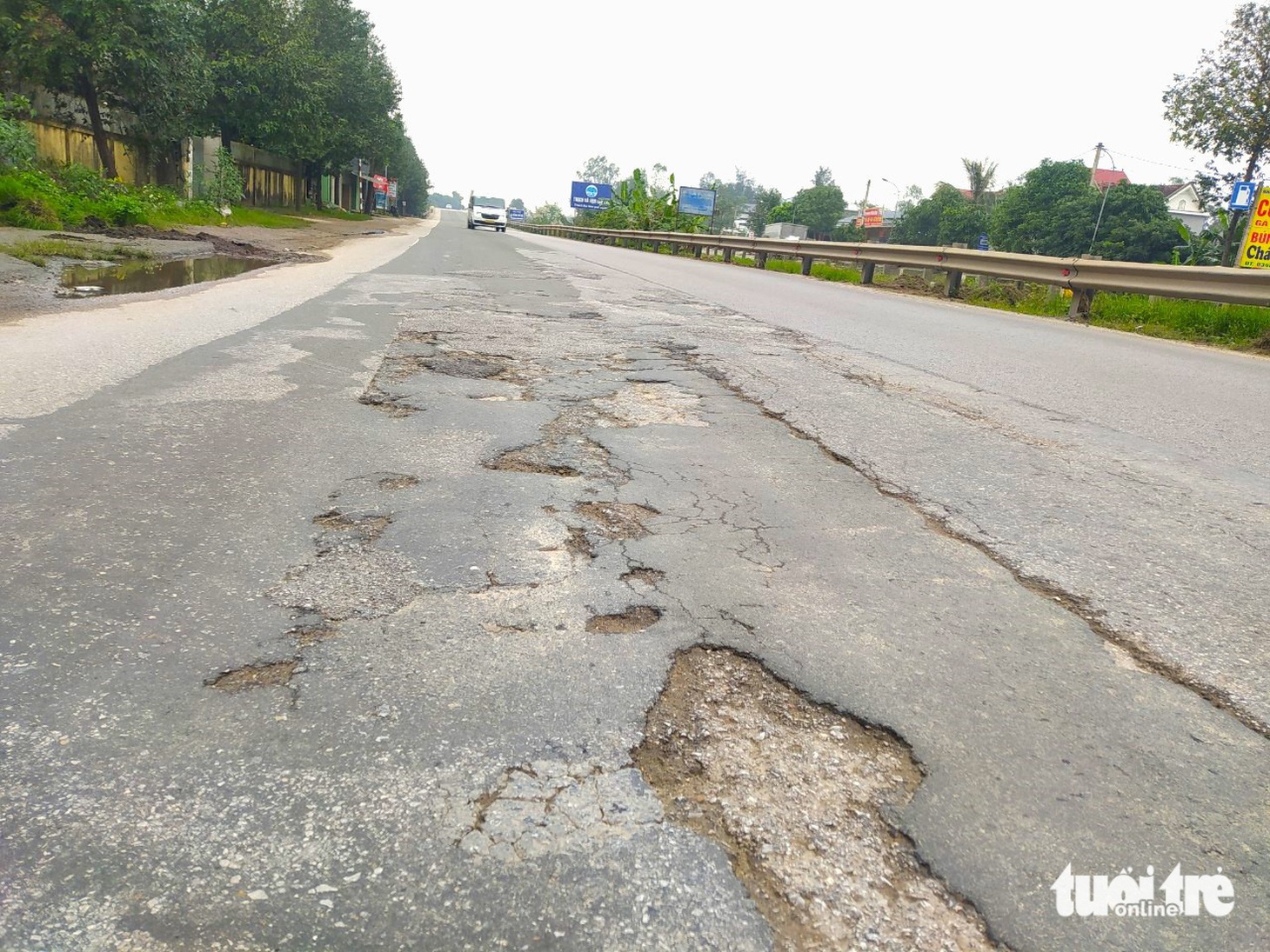 Tình trạng xuống cấp hư hỏng trên quốc lộ 1 diễn ra thời gian dài nhưng nhà đầu tư - Công ty cổ phần Tập đoàn Cienco 4 không xử lý triệt để. Ngày 1-4, ông Trần Báu Hà - phó chủ tịch UBND tỉnh Hà Tĩnh, phó trưởng ban thường trực Ban An toàn giao thông tỉnh - dẫn đầu đoàn công tác kiểm tra khắc phục, sửa chữa trên tuyến quốc lộ nói trên, đã yêu cầu nhà đầu tư khắc phục sửa chữa triệt để trước ngày 25-1 - Ảnh: LÊ MINH