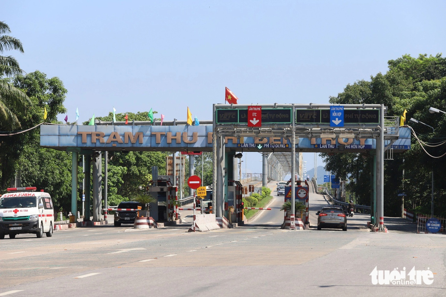 Ngày 23-1, ông Nguyễn Đức Dũng - phó giám đốc Khu quản lý đường bộ II - đã ký văn bản gửi Cục Đường bộ Việt Nam, sau khi nêu lên những tồn tại trong quá trình sửa chữa quốc lộ 1 của nhà đầu tư, đơn vị đã đề nghị Cục Đường bộ Việt Nam căn cứ thông tư do bộ trưởng Bộ Giao thông vận tải "quy định về hoạt động trạm thu phí đường bộ" xem xét, quyết định tạm dừng thu phí. Trong ảnh: trạm thu phí Bến Thủy đã ba lần điều chỉnh tăng giá vé từ năm 2014 đến nay - Ảnh: DOÃN HÒA