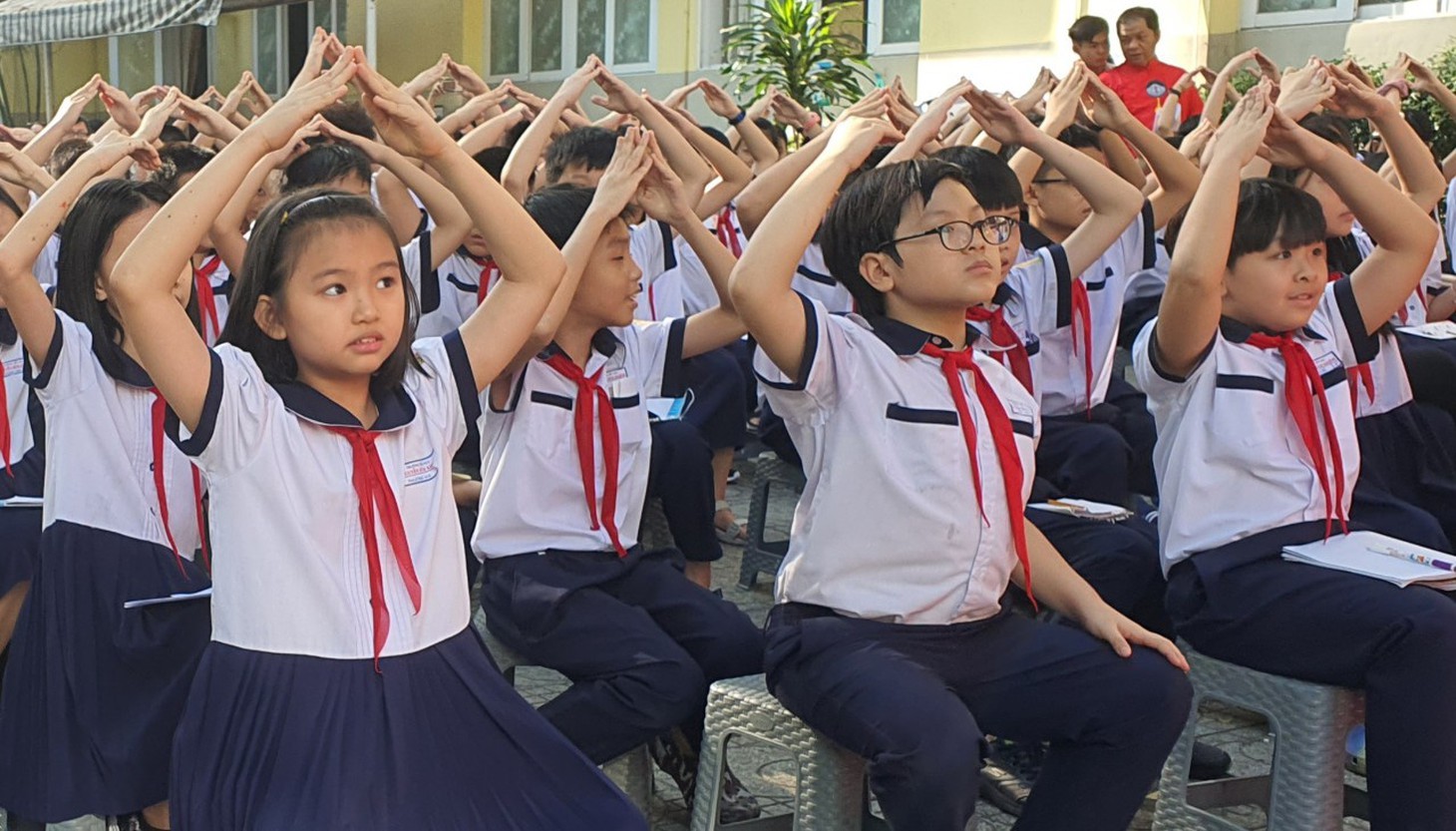 Ở trạm 1, các học sinh lớp 5 sẽ cùng thi "Rung chuông vàng" để trả lời các câu hỏi liên quan đến hình tròn - Ảnh: HOÀNG HƯƠNG