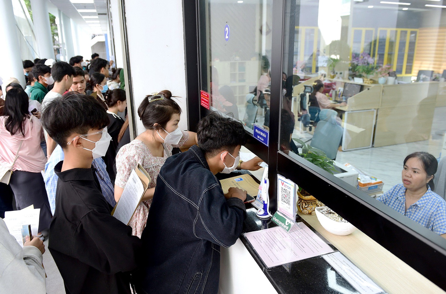 Sinh viên đóng học phí đầu năm học tại Trường đại học Công nghiệp TP.HCM  - Ảnh: DUYÊN PHAN