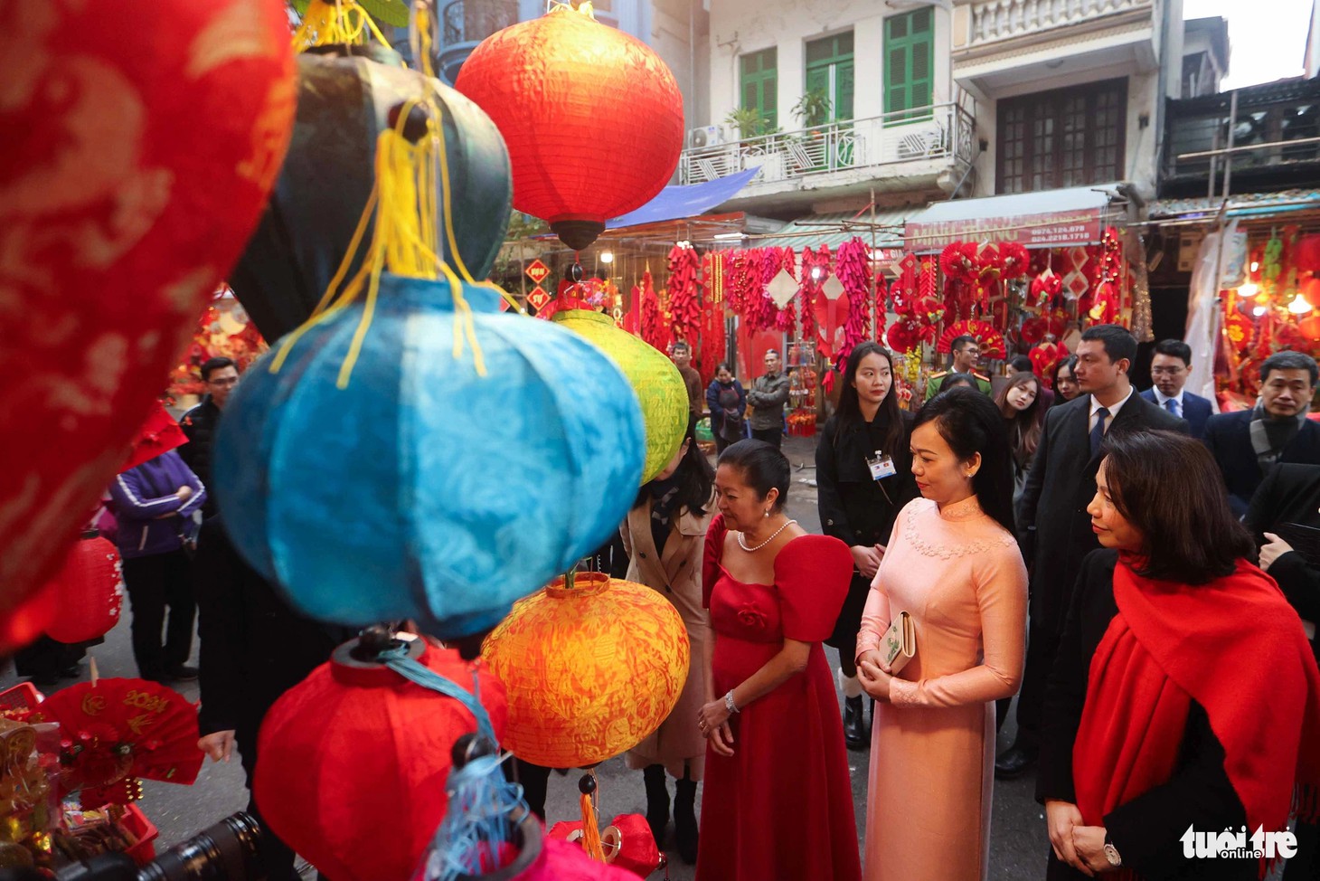 Thời Pháp, phố Hàng Mã được đặt tên chung là Rue du Cuivre với phố Hàng Đồng bây giờ. Dân ở đây gồm một số gia đình người làng Tân Khai đến định cư mở cửa hàng bán giấy và đồ mã dùng cho công việc cúng lễ theo tập tục phương Đông, và đồ hàng giấy dùng trong trang trí - Ảnh: NGUYỄN KHÁNH