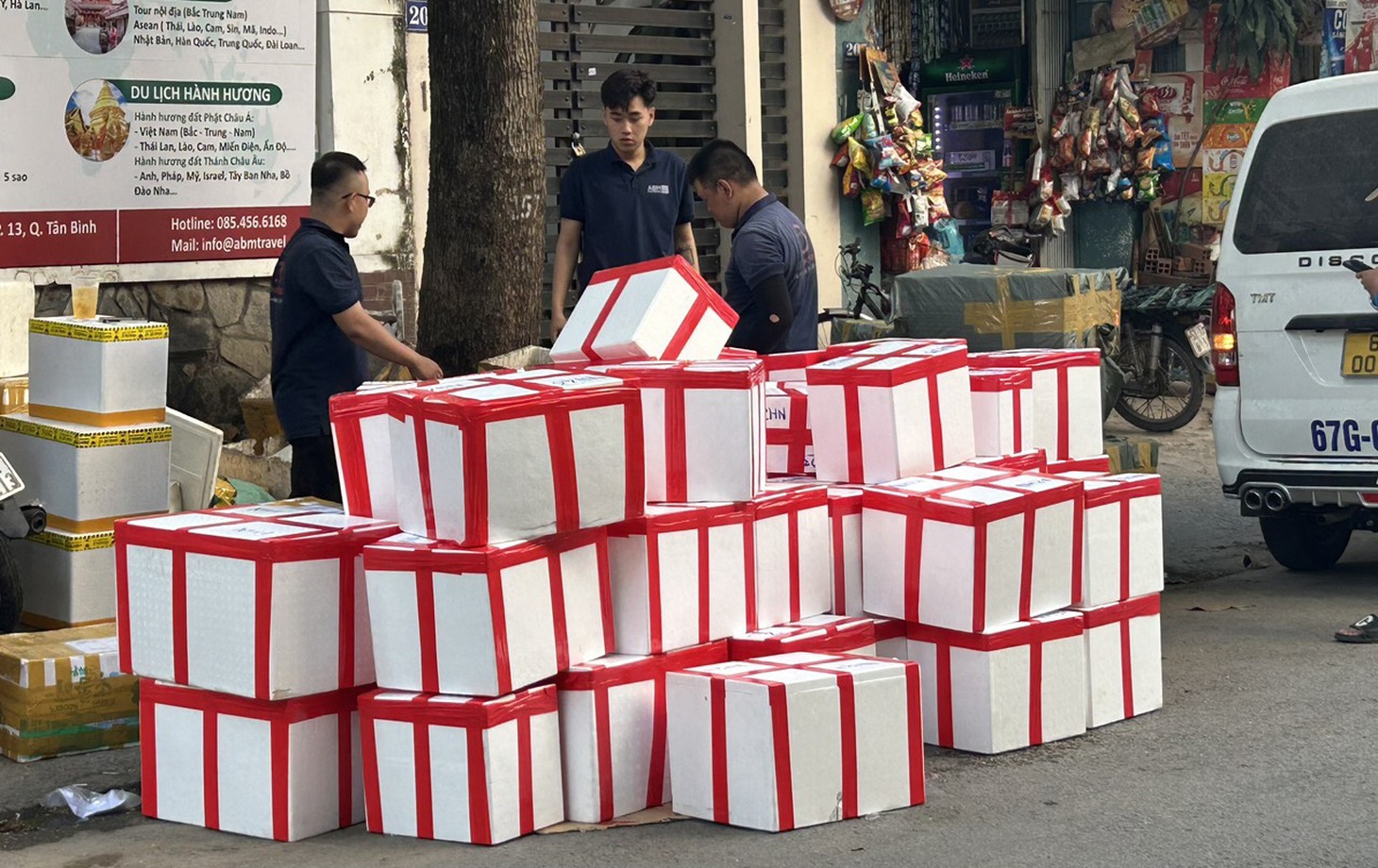 Một công ty logistics ở đường Hoàng Hoa Thám (quận Tân Bình, TP.HCM) tấp nập vận chuyển đơn hàng cuối năm đi các nơi cho đối tác - Ảnh: NHÃ KHANH