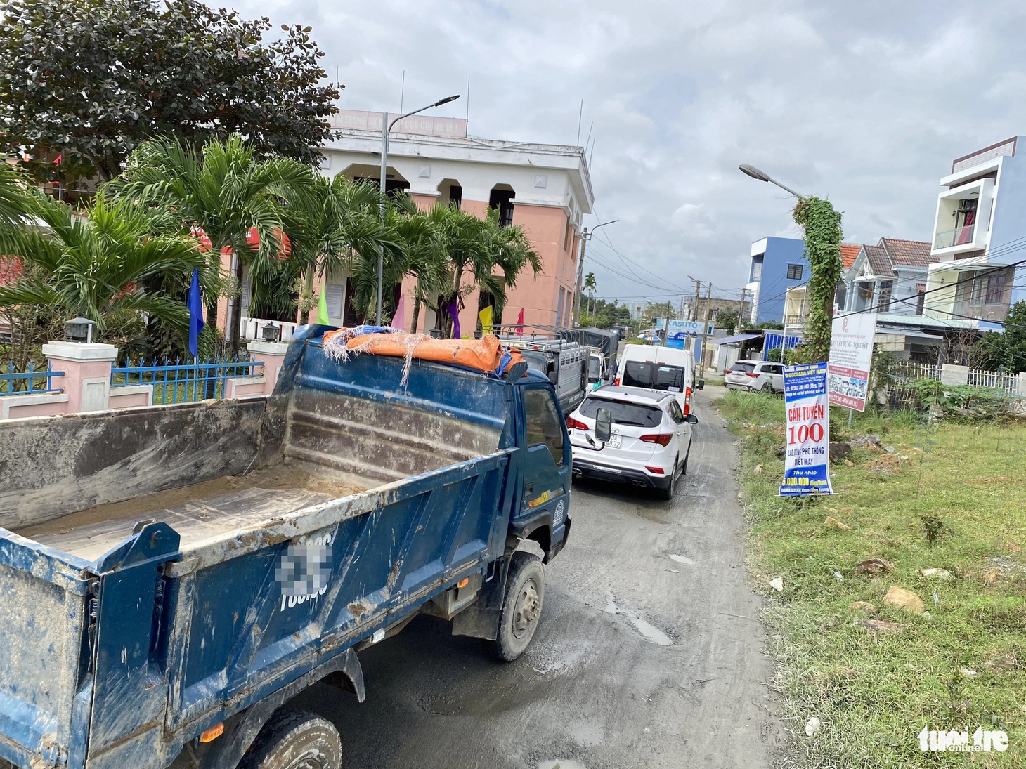 Xe tải, xe khách, xe con nối đuôi thành hàng dài trên con đường nhỏ để "né" trạm thu phí - Ảnh: LÊ TRUNG