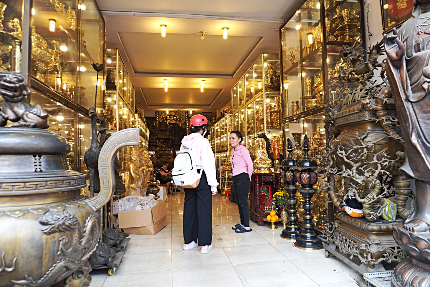 Thị trường lư đồng trưng bày bàn thờ gia tiên trong những ngày cận Tết Nguyên đán đã sôi động trở lại