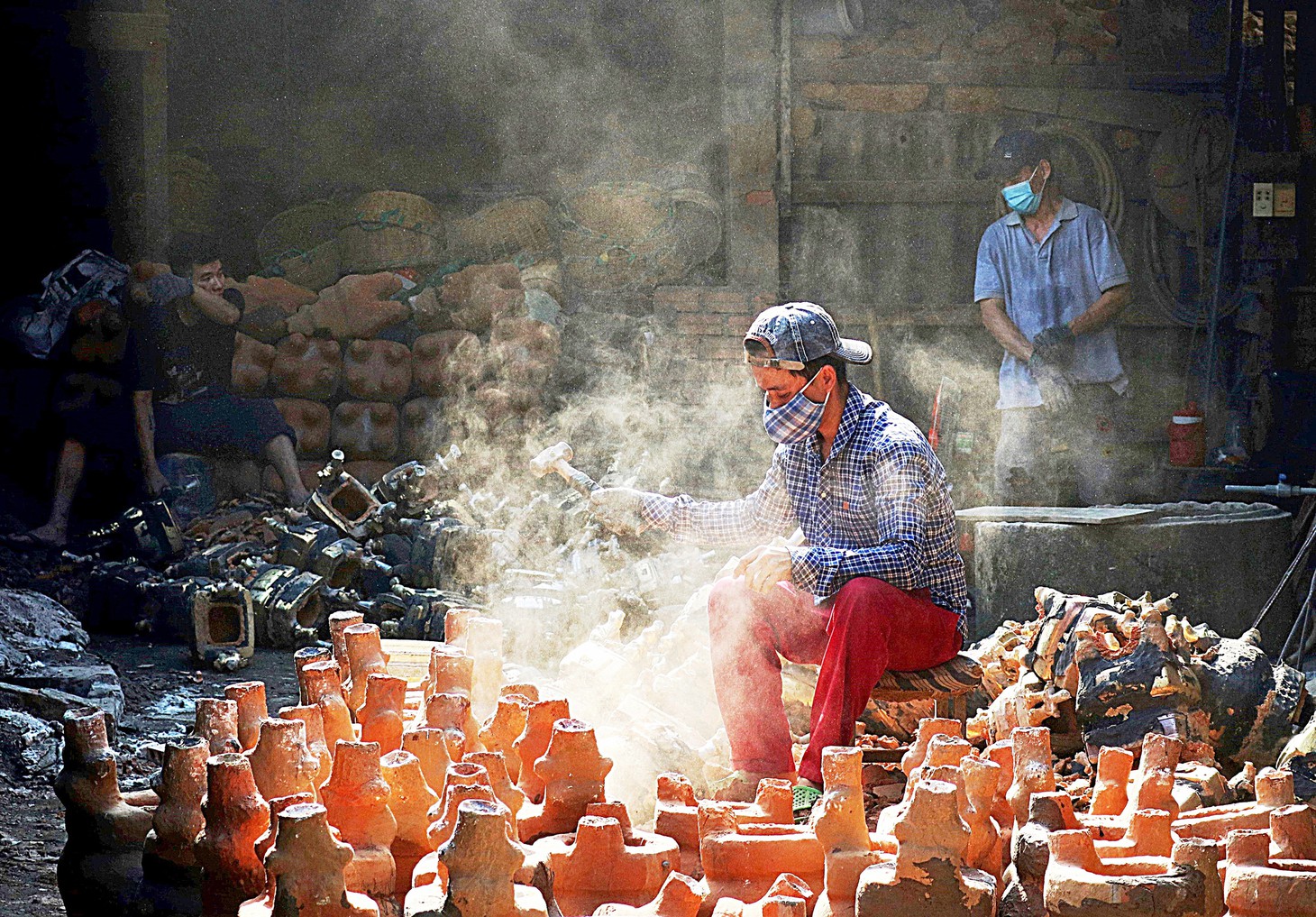 Sau khi đúc lư để nguội, người thợ đập khuôn lấy hình dạng hoàn thiện của sản phẩm