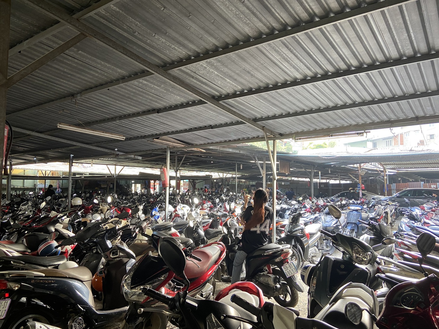 Bên cạnh phố đi bộ Nguyễn Huệ, tại một điểm gửi xe trên đường Tôn Thất Thiệp (phường Bến Nghé, quận 1), phóng viên được báo giá "không rõ ràng", người trông coi chỉ nói dè chừng "khoảng 15.000 - 20.000 đồng gì đó". Theo quan sát, bên trong bãi, xe máy được xếp kín, chiếm cả lối đi - Ảnh: KHẮC HIẾU