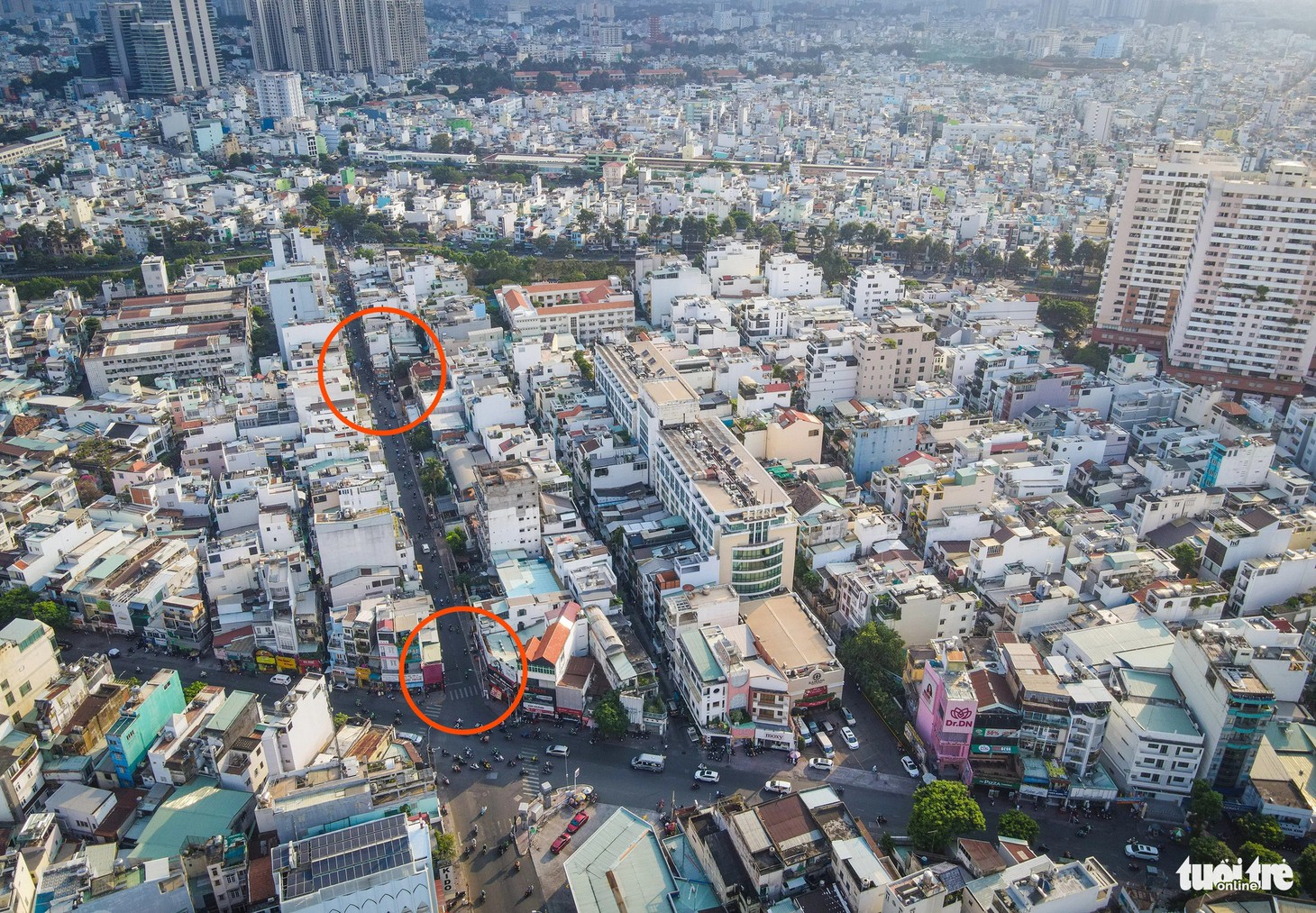 Hai nút 'thắt cổ chai' cách nhau chỉ vài trăm mét trên đường Trần Quang Diệu (quận 3). Việc này khiến dòng xe hay bị ùn tắc, nếu 2 chiếc xe hơi chạy đối đầu thì chiều ngang đường bị che gần hết - Ảnh: LÊ PHAN