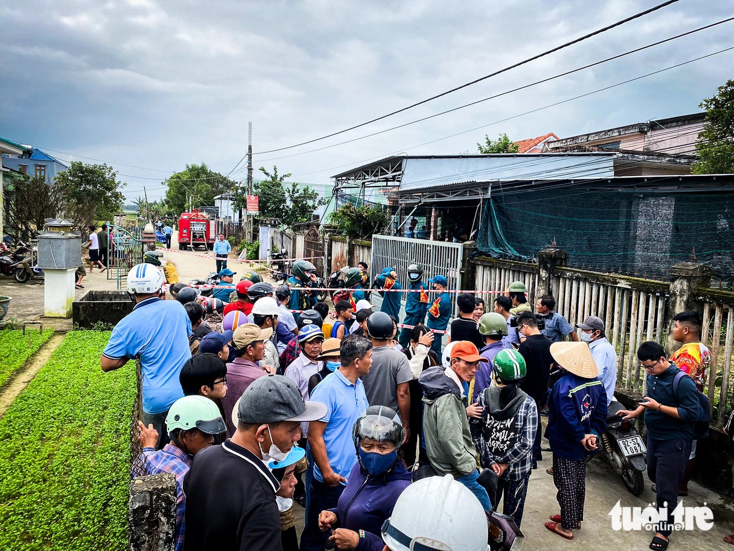 Lực lượng chức năng căng hàng rào chốt chặn nơi dẫn vào hiện trường tại khối phố Bình Ninh, phường Điện Nam Bắc - Ảnh: LÊ TRUNG
