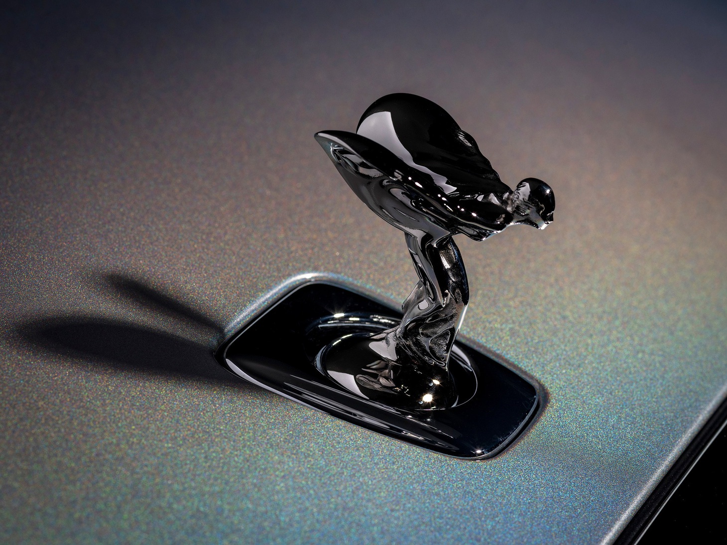 Mất tới 1 năm để chế sơn xe, Rolls-Royce Spectre độc bản hóa thành ánh trăng trên mặt đất - Ảnh 7.