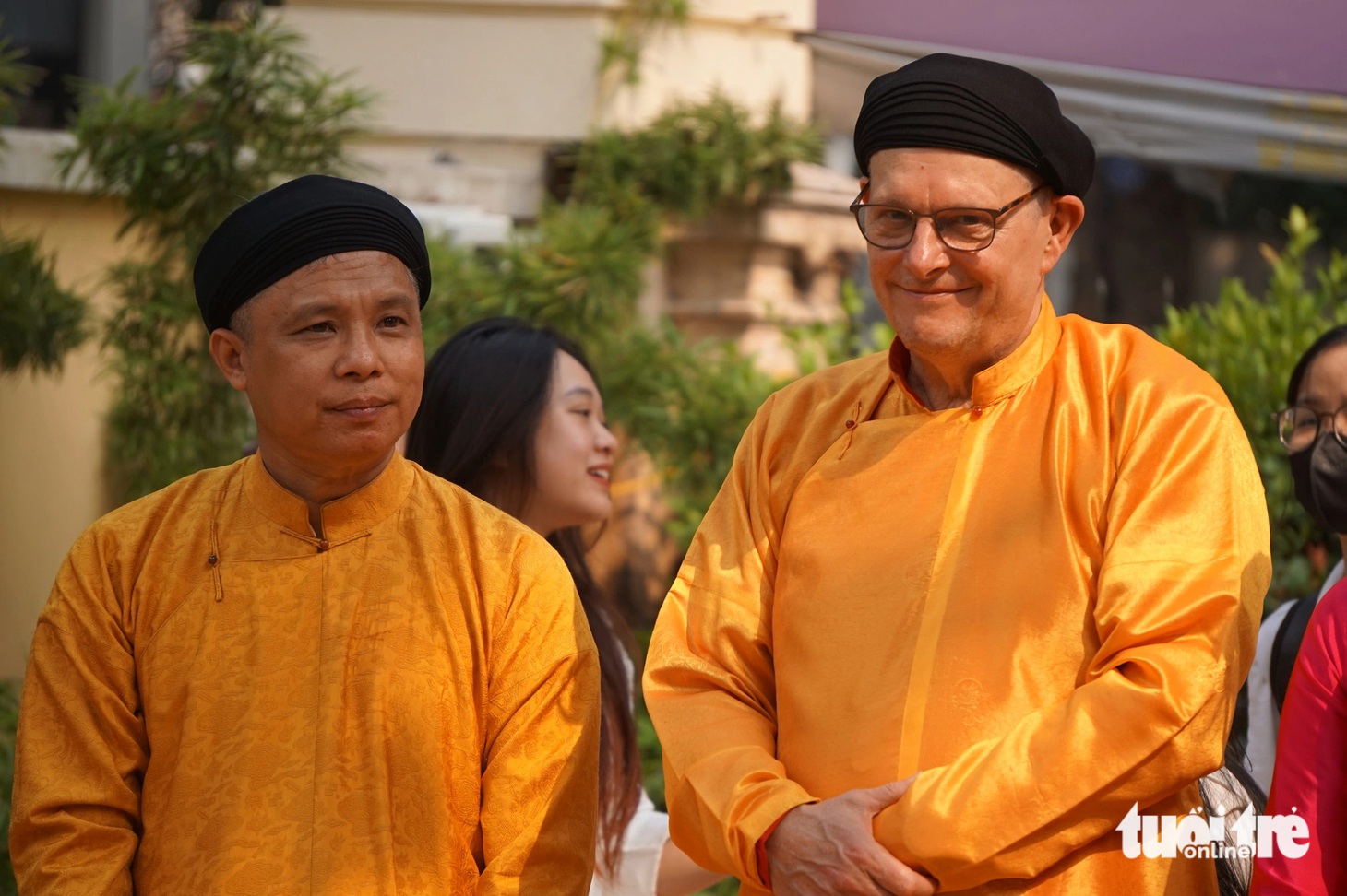 Ai còn nhớ Hà Nội thời đi xe đạp, đội mũ cối, mang dép nhựa, họp chợ giữa đường - Ảnh 2.