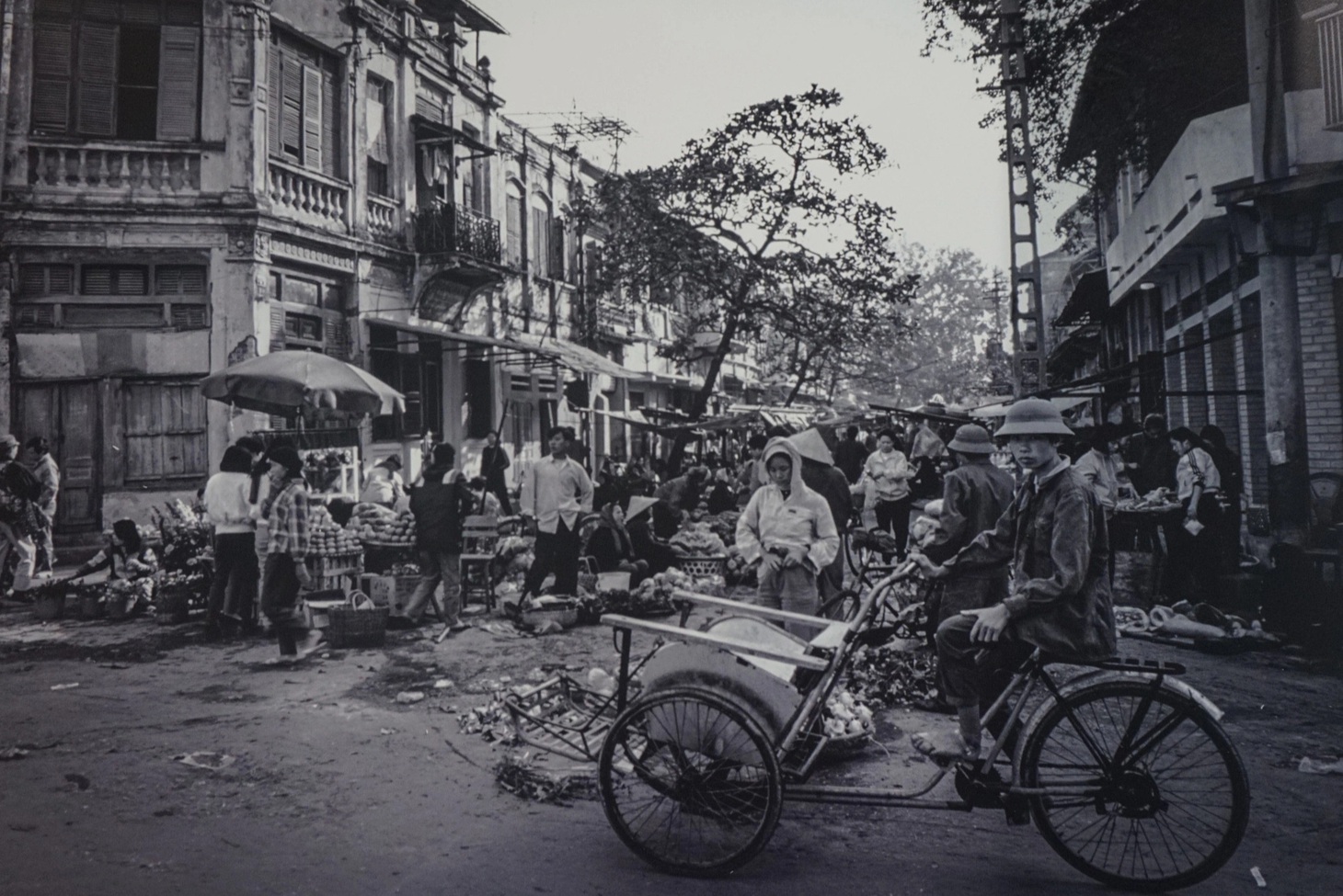 Ai còn nhớ Hà Nội thời đi xe đạp, đội mũ cối, mang dép nhựa, họp chợ giữa đường - Ảnh 6.