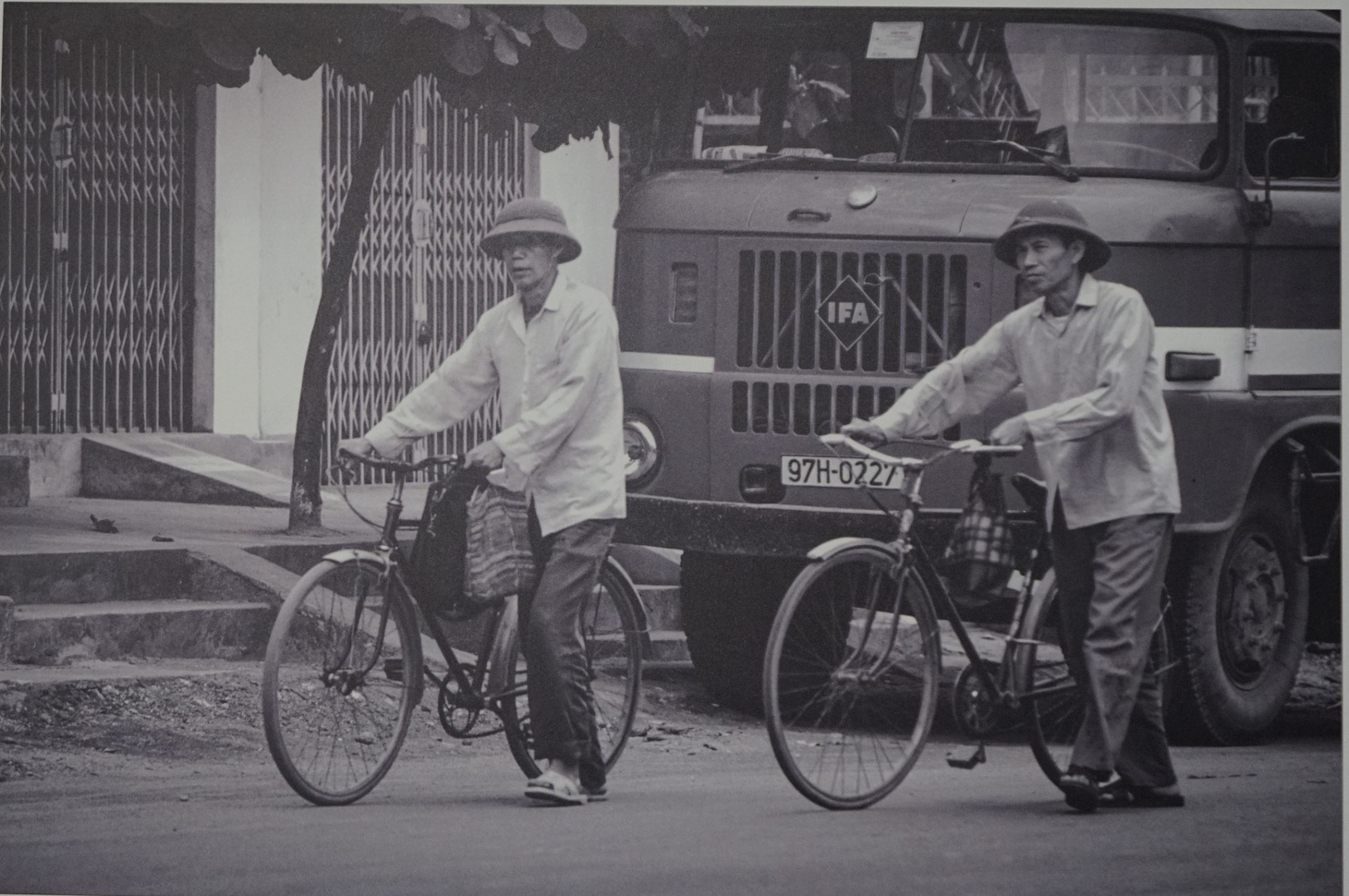Ai còn nhớ Hà Nội thời đi xe đạp, đội mũ cối, mang dẹp nhựa, họp chợ giữa đường - Ảnh 1.