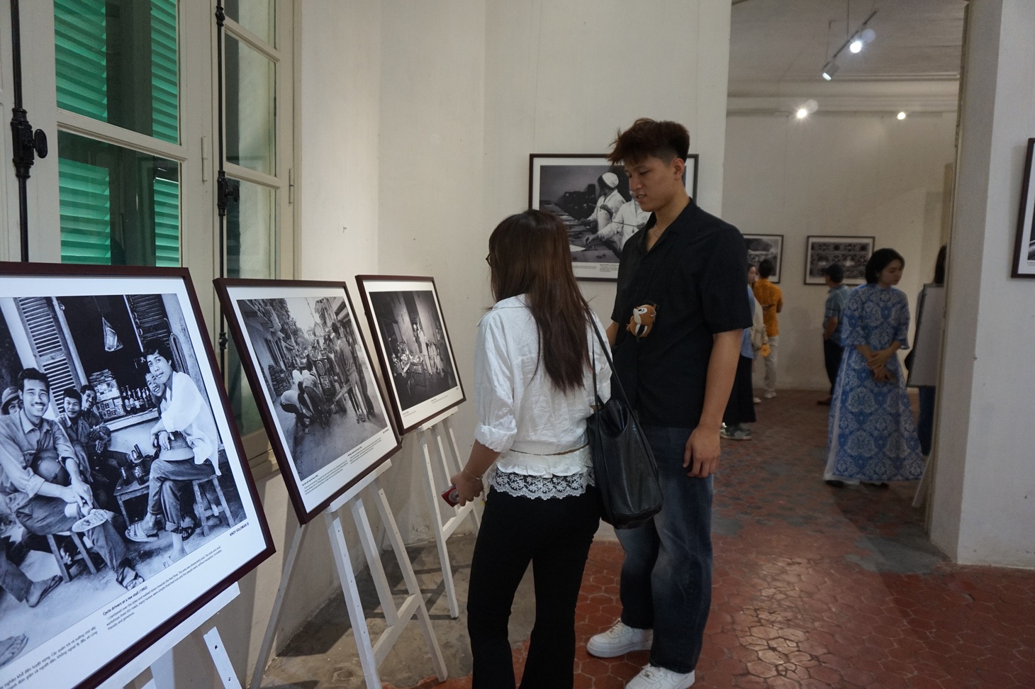Ai còn nhớ Hà Nội thời đi xe đạp, đội mũ cối, mang dẹp nhựa, họp chợ giữa đường - Ảnh 3.