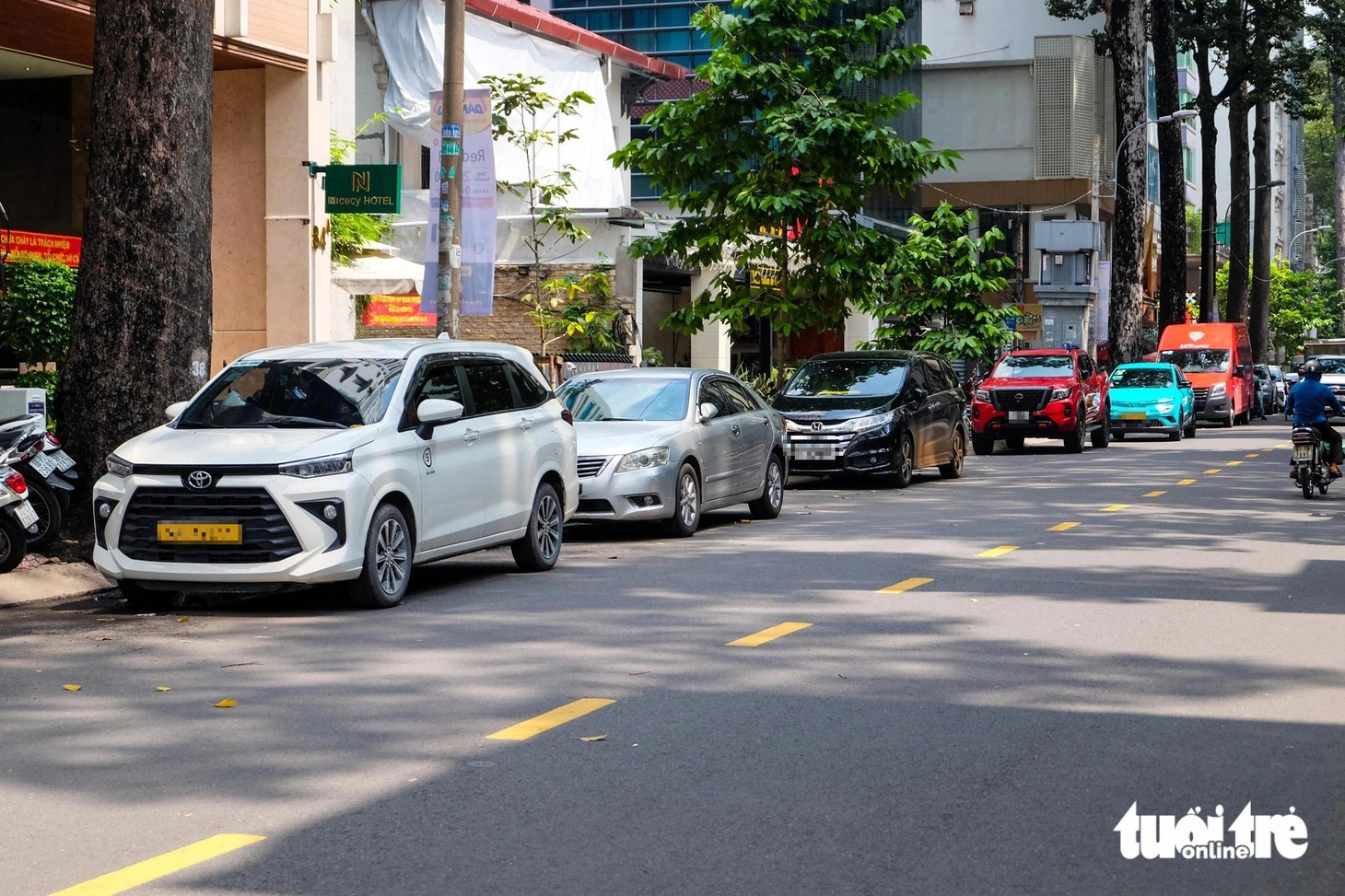 Ô tô đậu tràn lan dưới lòng đường ở trung tâm TP.HCM - Ảnh 1.