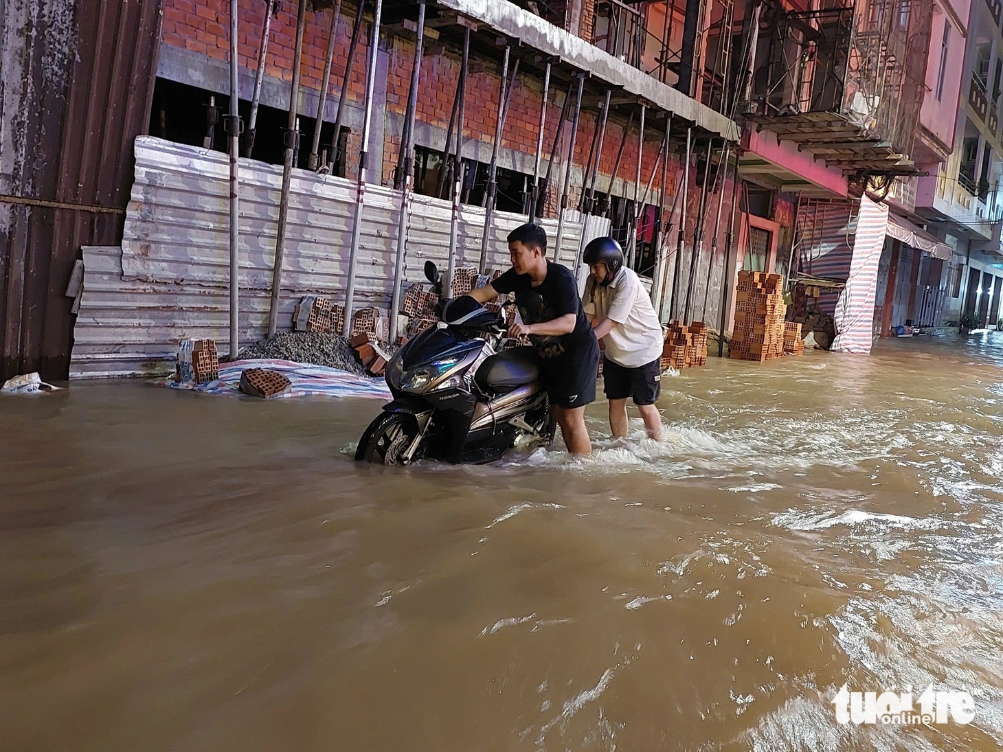 Khu vực Bến Ninh Kiều liên tục 'thất thủ' do triều cường, dân chèo thuyền ra đường - Ảnh 9.