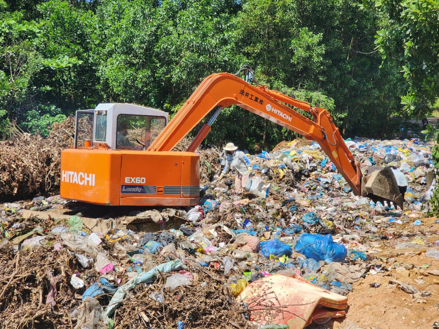 Nhà máy xử lý rác sạch như công viên, trước cổng là 'núi rác' hôi thối - Ảnh 5.
