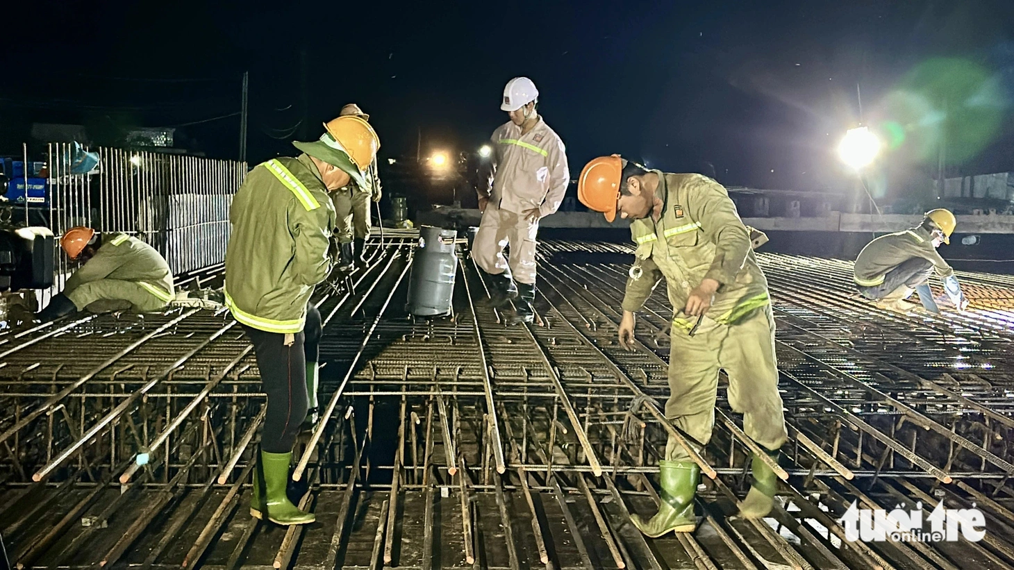 Cận cảnh công trường cao tốc Cao Lãnh - An Hữu 'vượt nắng thắng mưa' - Ảnh 4.