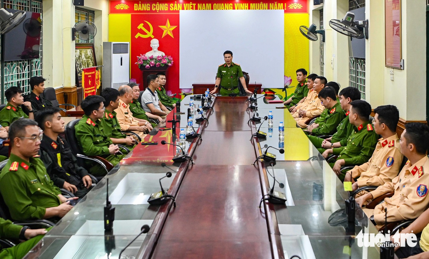 Cảnh sát quây rào truy bắt xuyên đêm, 'quái xế' tháo chạy bất thành - Ảnh 2.