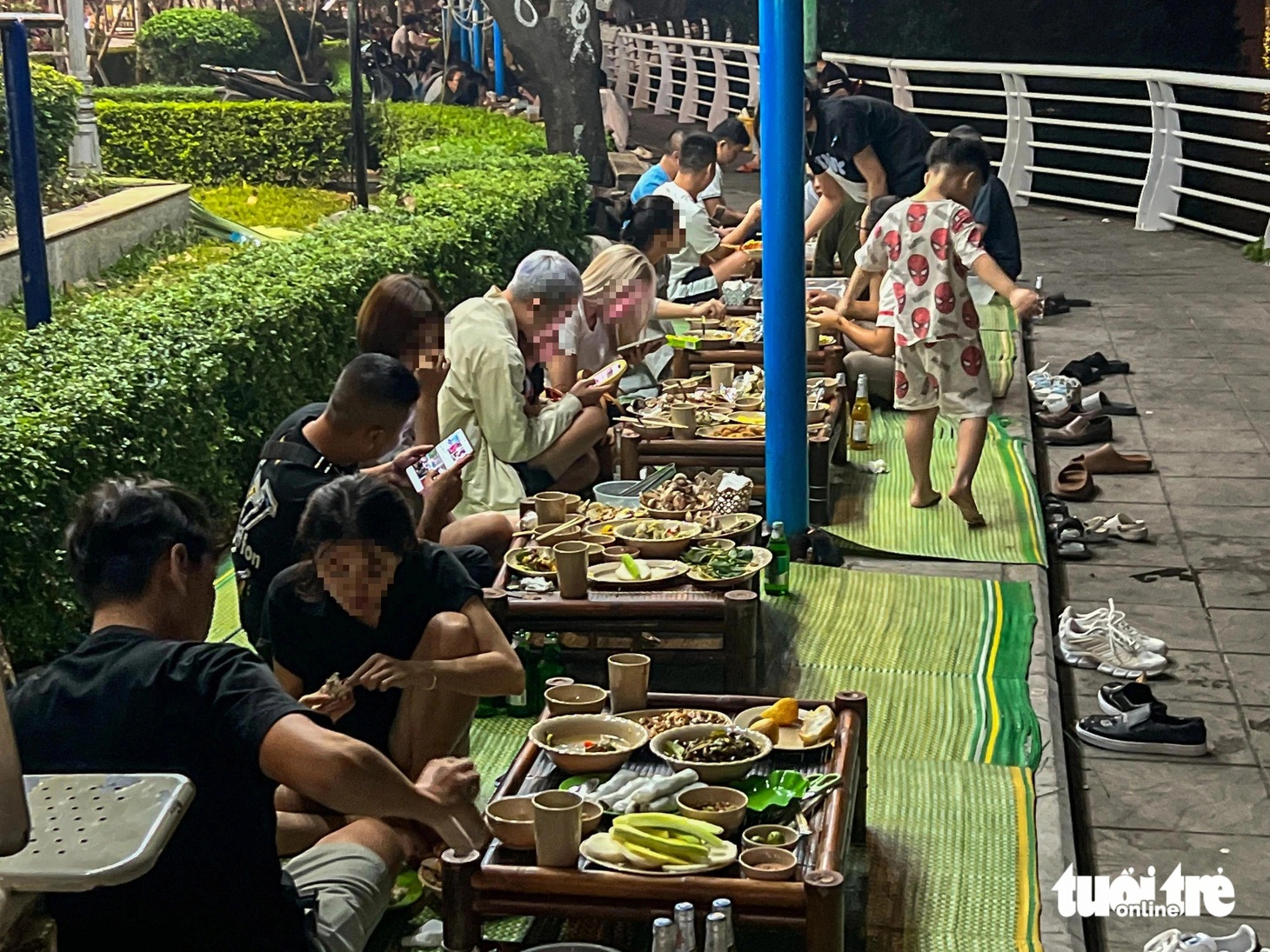 Vỉa hè dọc hồ Tây biến thành nơi ăn, chốn nhậu nhộn nhịp - Ảnh 10.