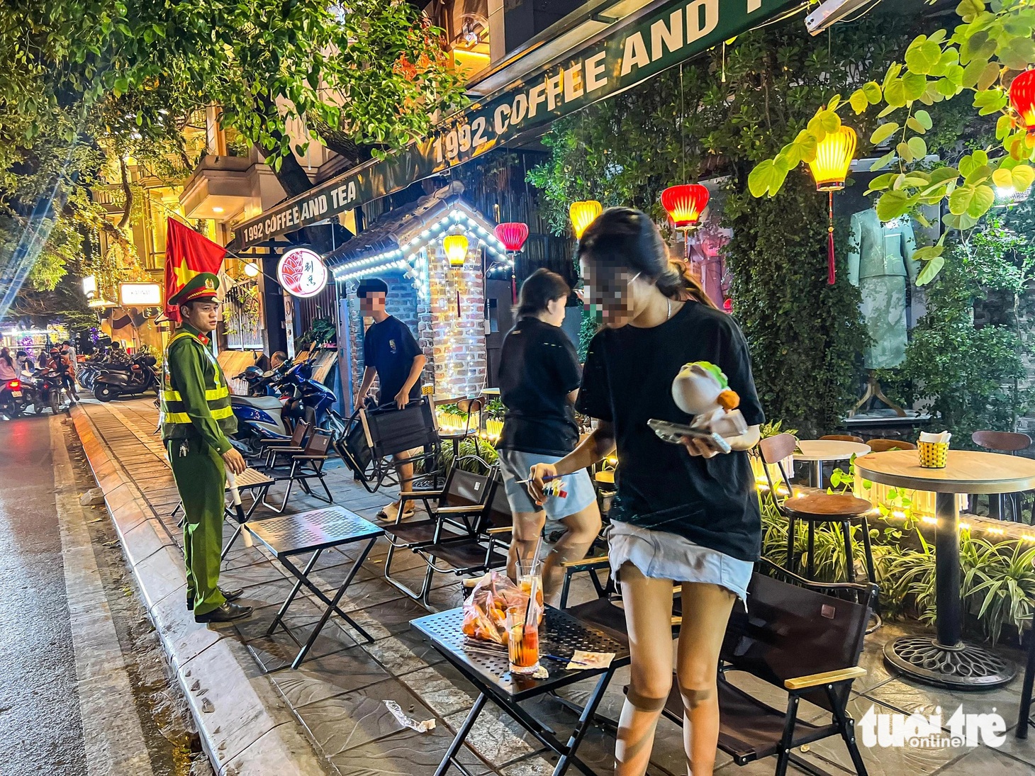 Công an ra quân xử lý sau phản ánh vỉa hè dọc hồ Tây ngang nhiên biến thành chốn ăn nhậu - Ảnh 1.
