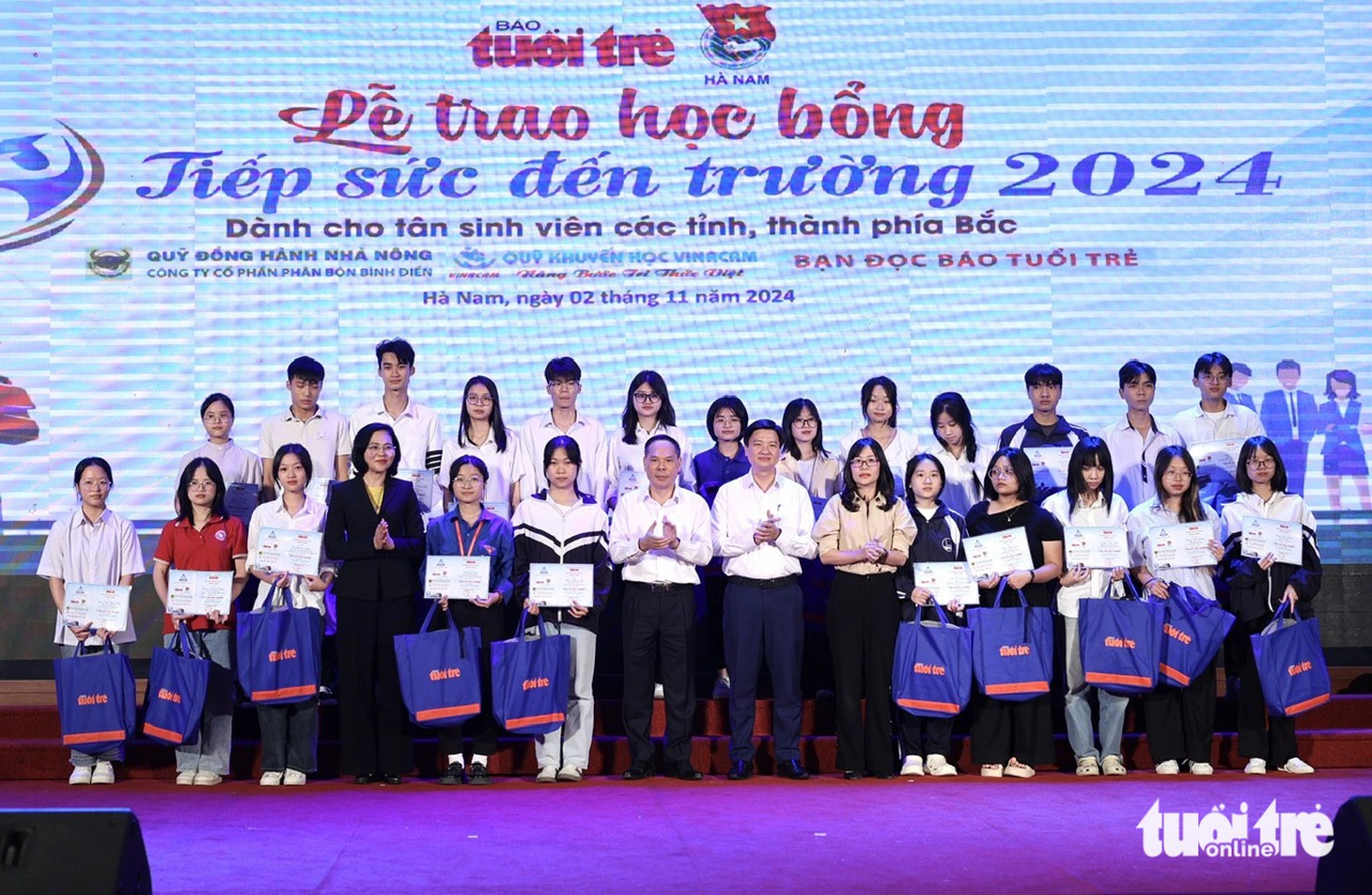 Tiếp sức đến trường 19 tỉnh phía Bắc: Đau xót đi học bằng tiền viếng mẹ, nhưng tin vào tương lai! - Ảnh 22.